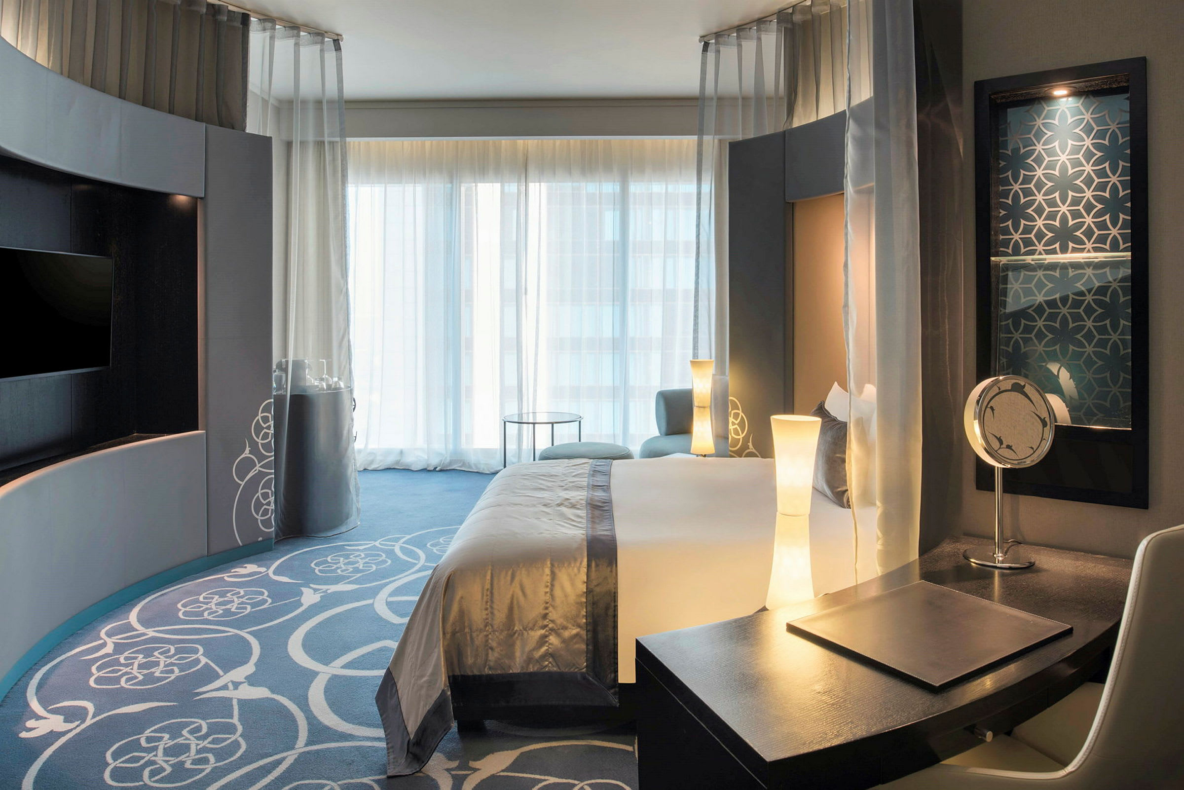 Hotellrom med moderne interiør, seng og skrivebord. (AI-generert tekst)