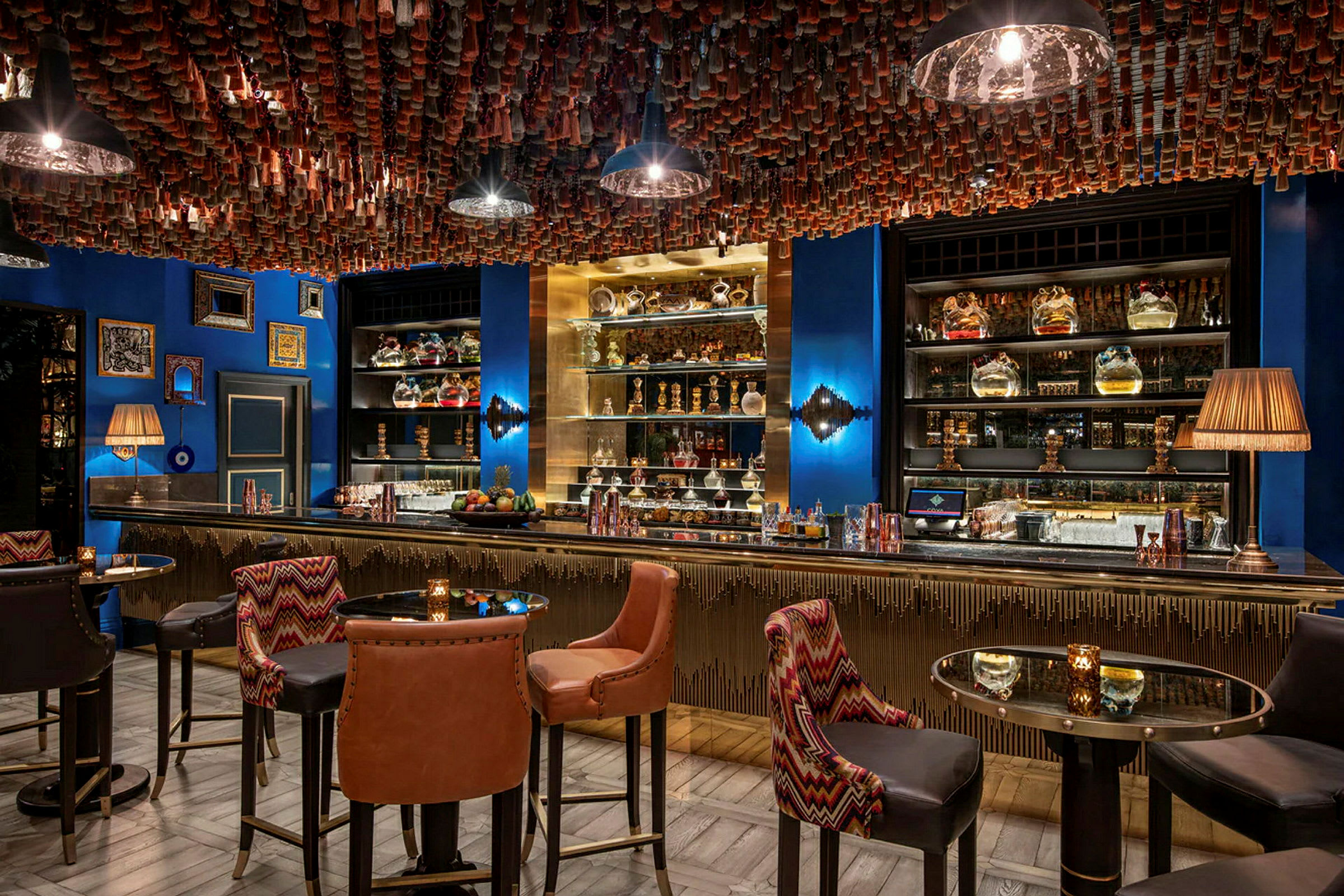 Interiør av en elegant bar med sitteplasser og dekorert tak. (AI-generert tekst)