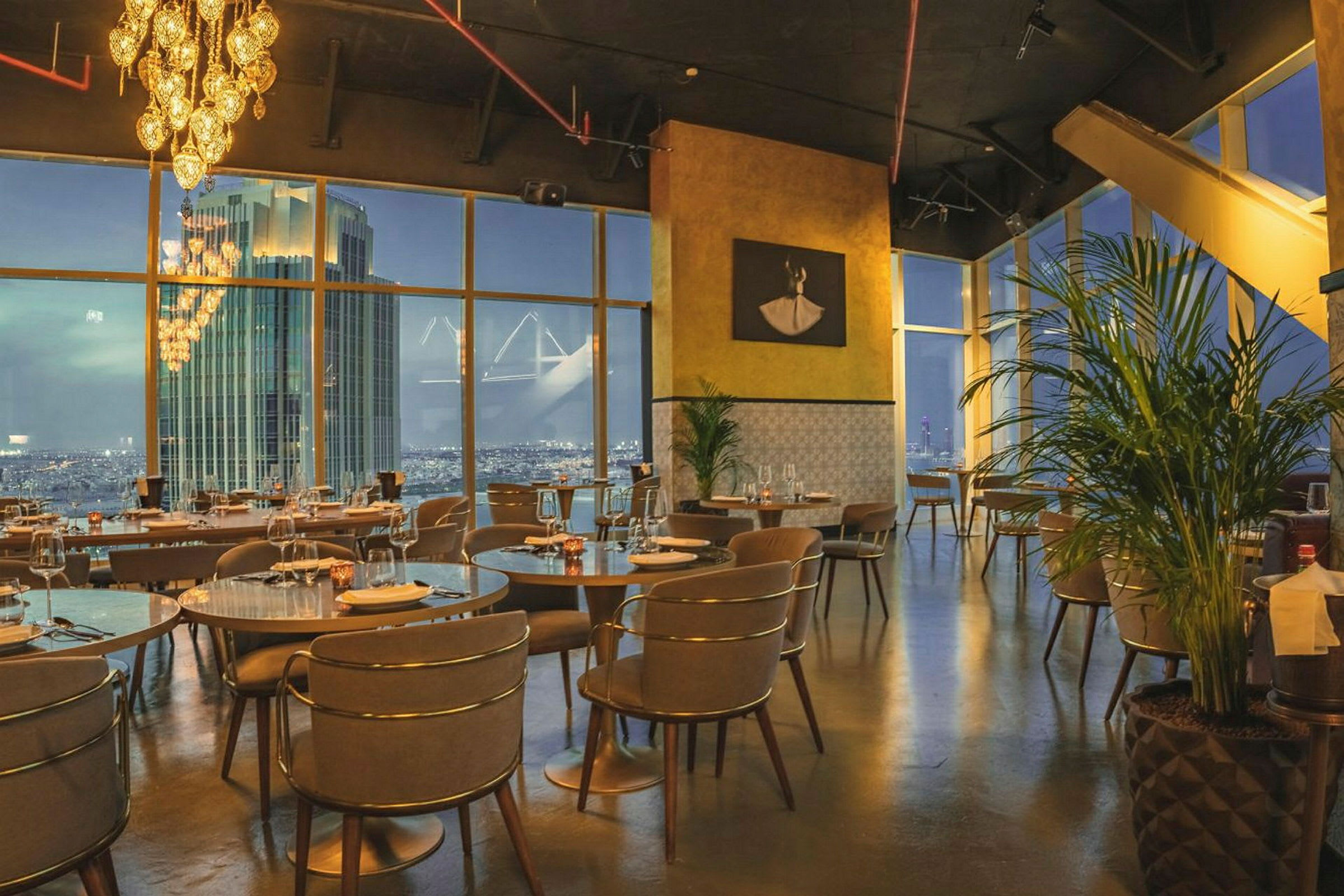 Interiør av en elegant restaurant med utsikt over en by. (AI-generert tekst)