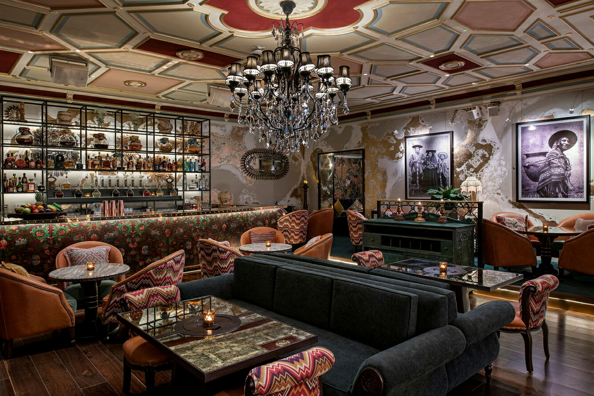 Interiør av en stilfullt innredet lounge med bord, stoler, sofaer og en dekorativ taklampe. (AI-generert tekst)