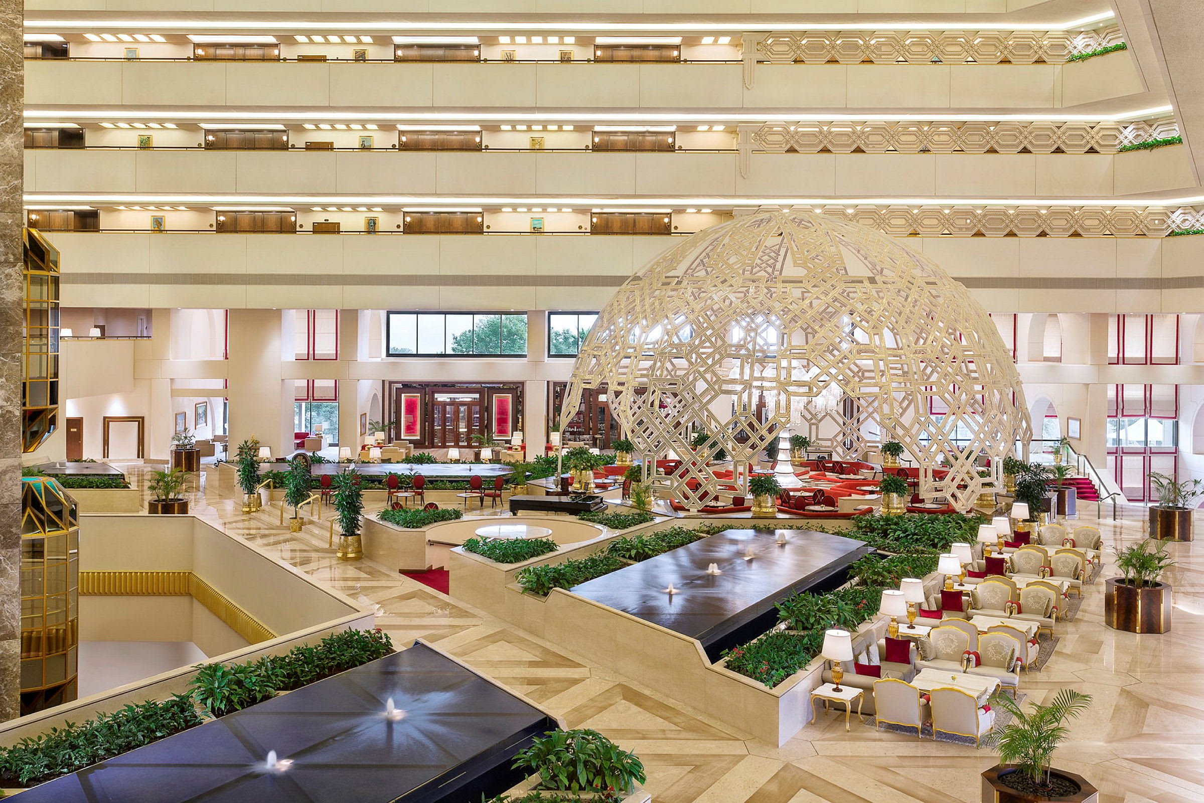 Interiør av en elegant hotellobby med belysning, sitteplasser og dekorasjoner. (AI-generert tekst)