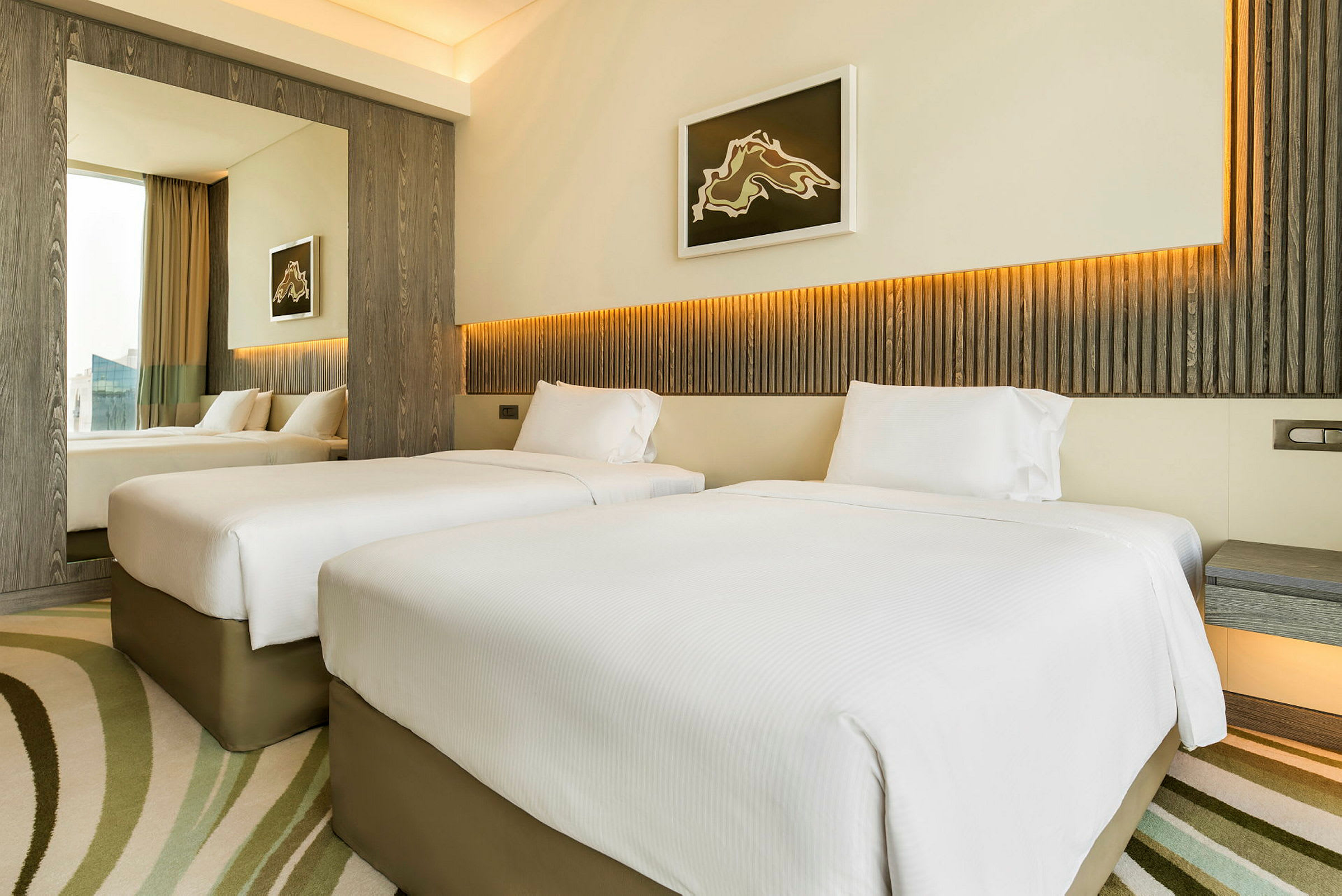 Hotellrom med to enkeltsenger, moderne innredning og lyse farger. (AI-generert tekst)