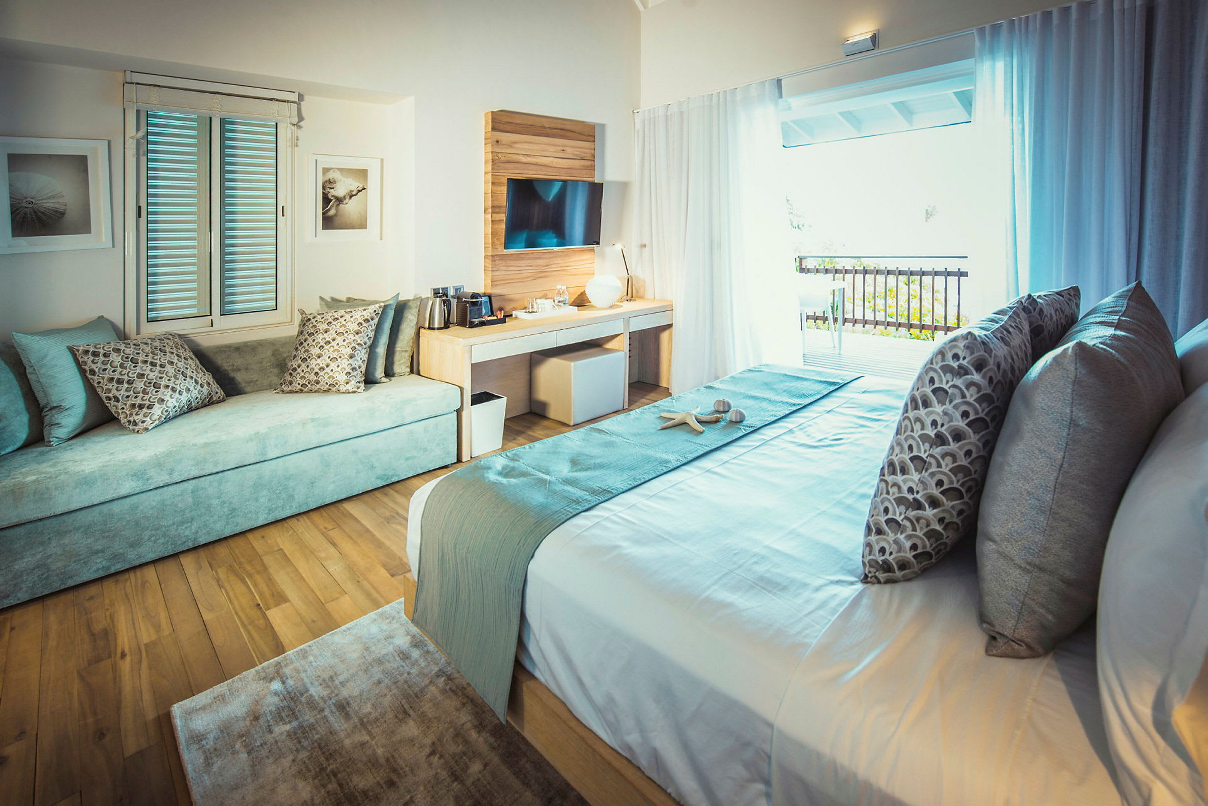 Et moderne og lyst hotellrom med dobbeltseng og balkong med utsikt. (AI-generert tekst)