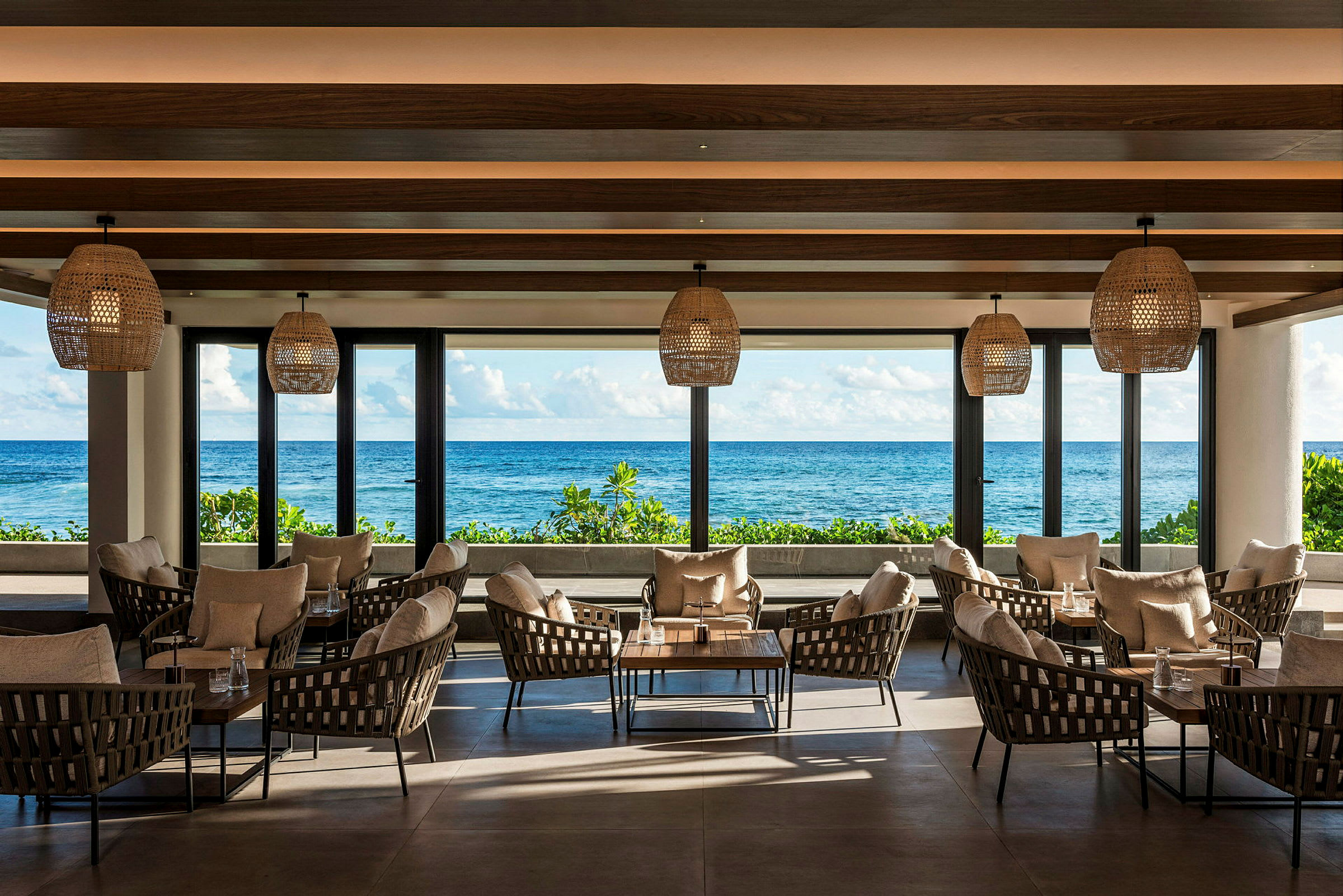 Interiør av en hotellrestaurant med utsikt over havet. (AI-generert tekst)