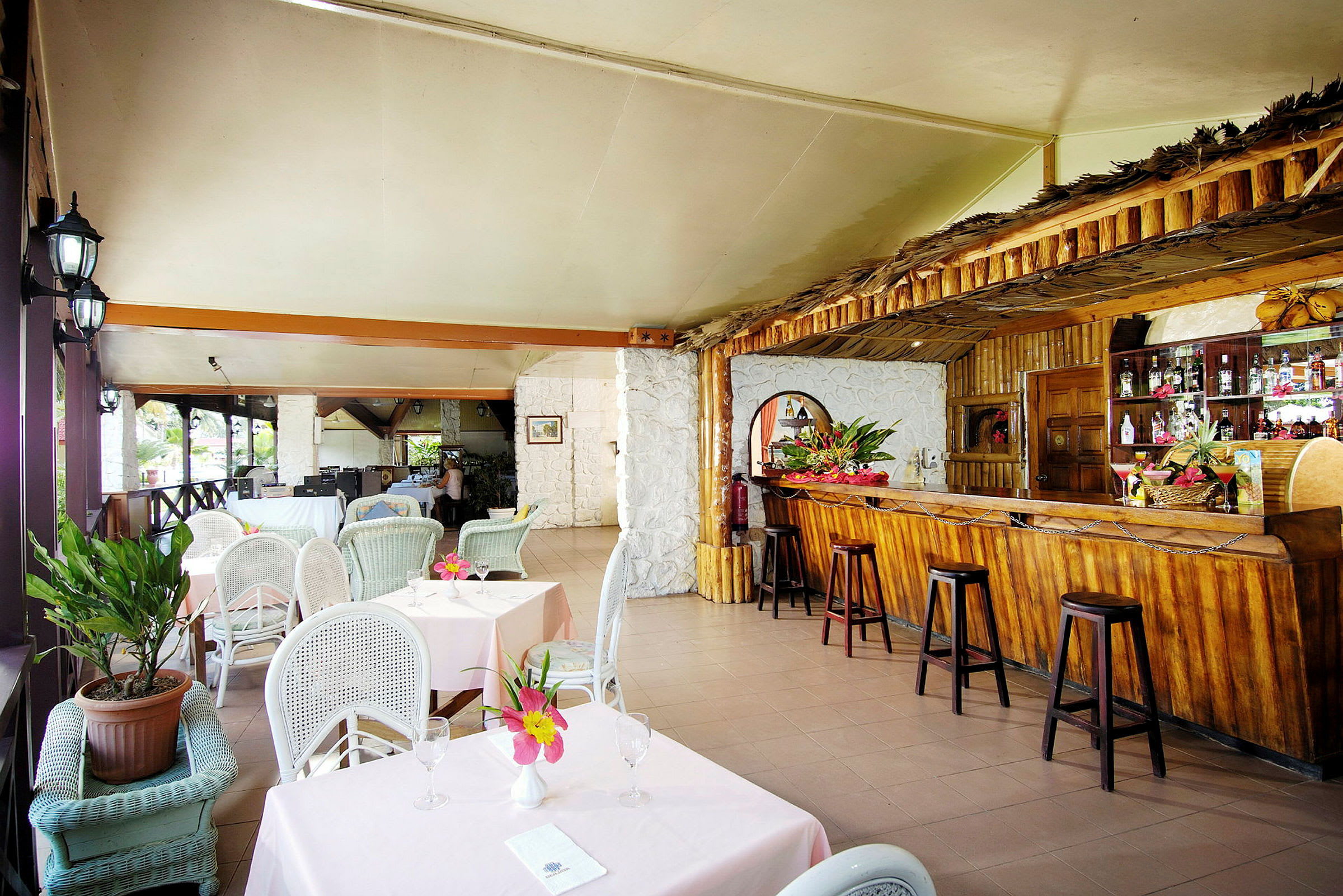 En restaurant med sitteplasser satt opp og en trebart med dekorasjoner. (AI-generert tekst)