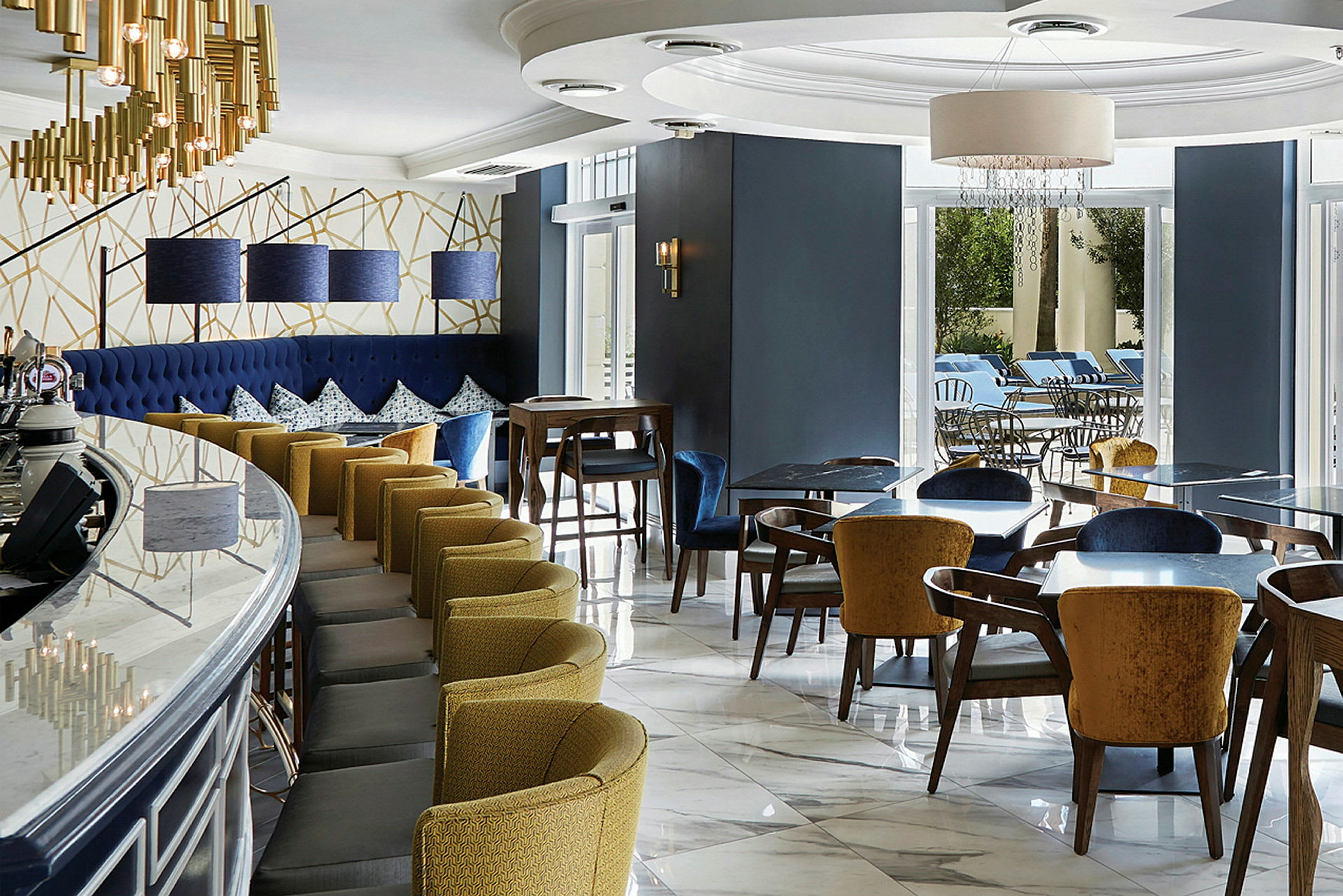 Bilde av en moderne restaurant med marmorgulv, elegante møbler og dekorative lamper. Vinduer vender mot et utendørsbasseng. (AI-generert tekst)