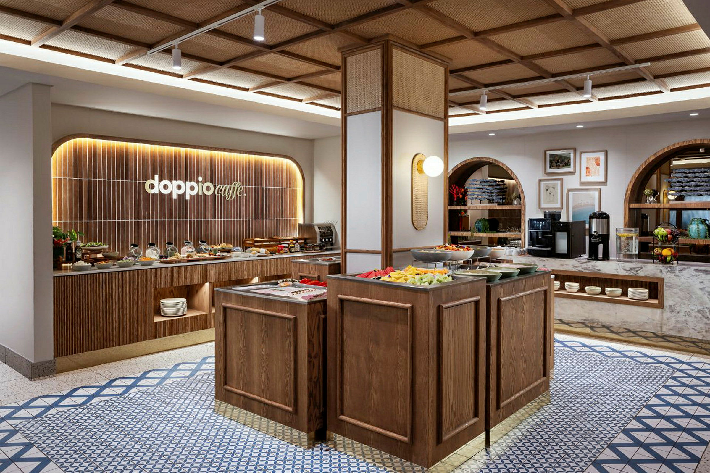 En buffet med ulike retter, med trepaneler og en elegant innredning. Logoen for "doppio caffe" vises på veggen. (AI-generert tekst)