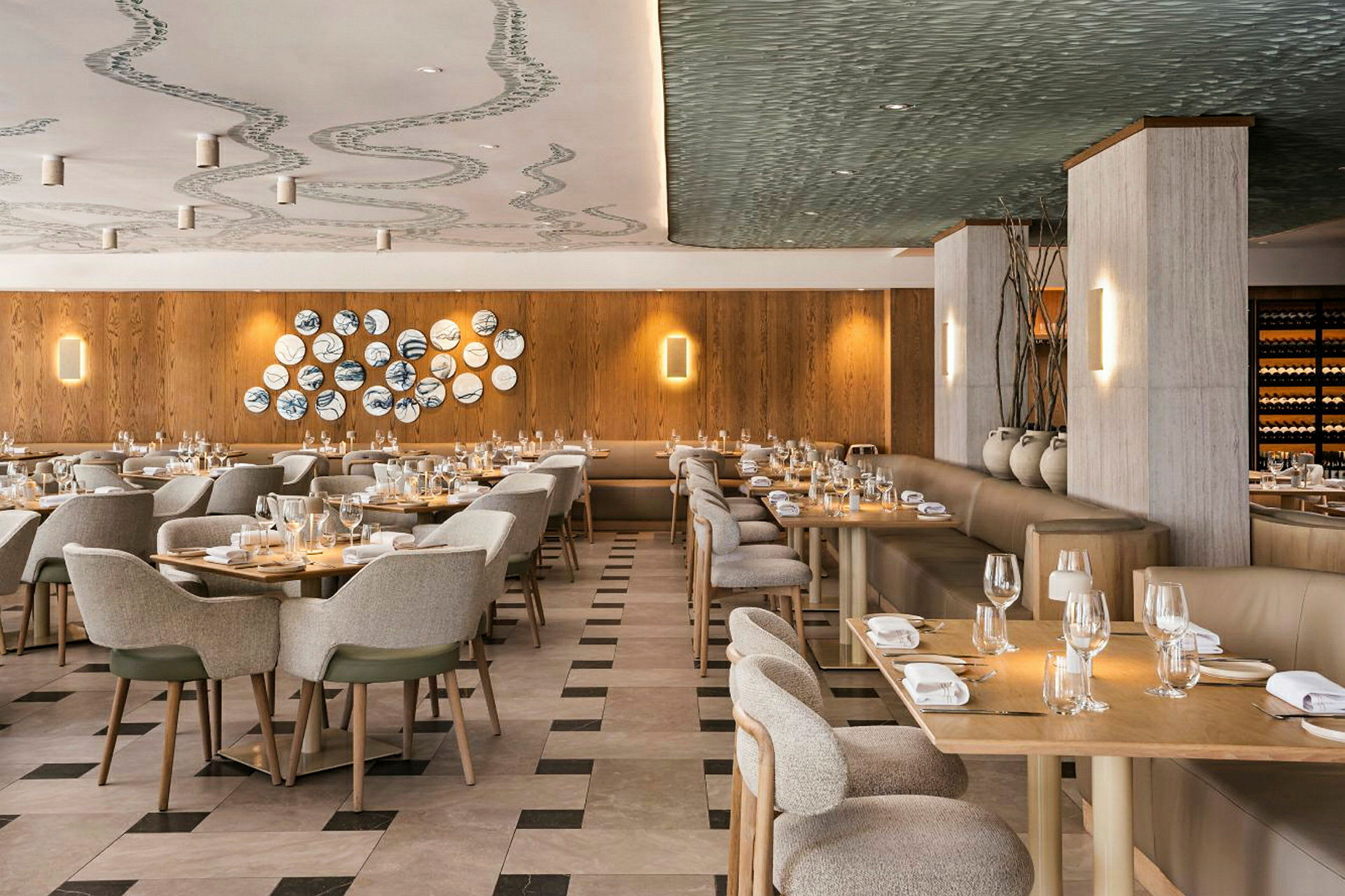En elegant restaurant med trepaneler, smakfull dekor og dekkede bord. (AI-generert tekst)