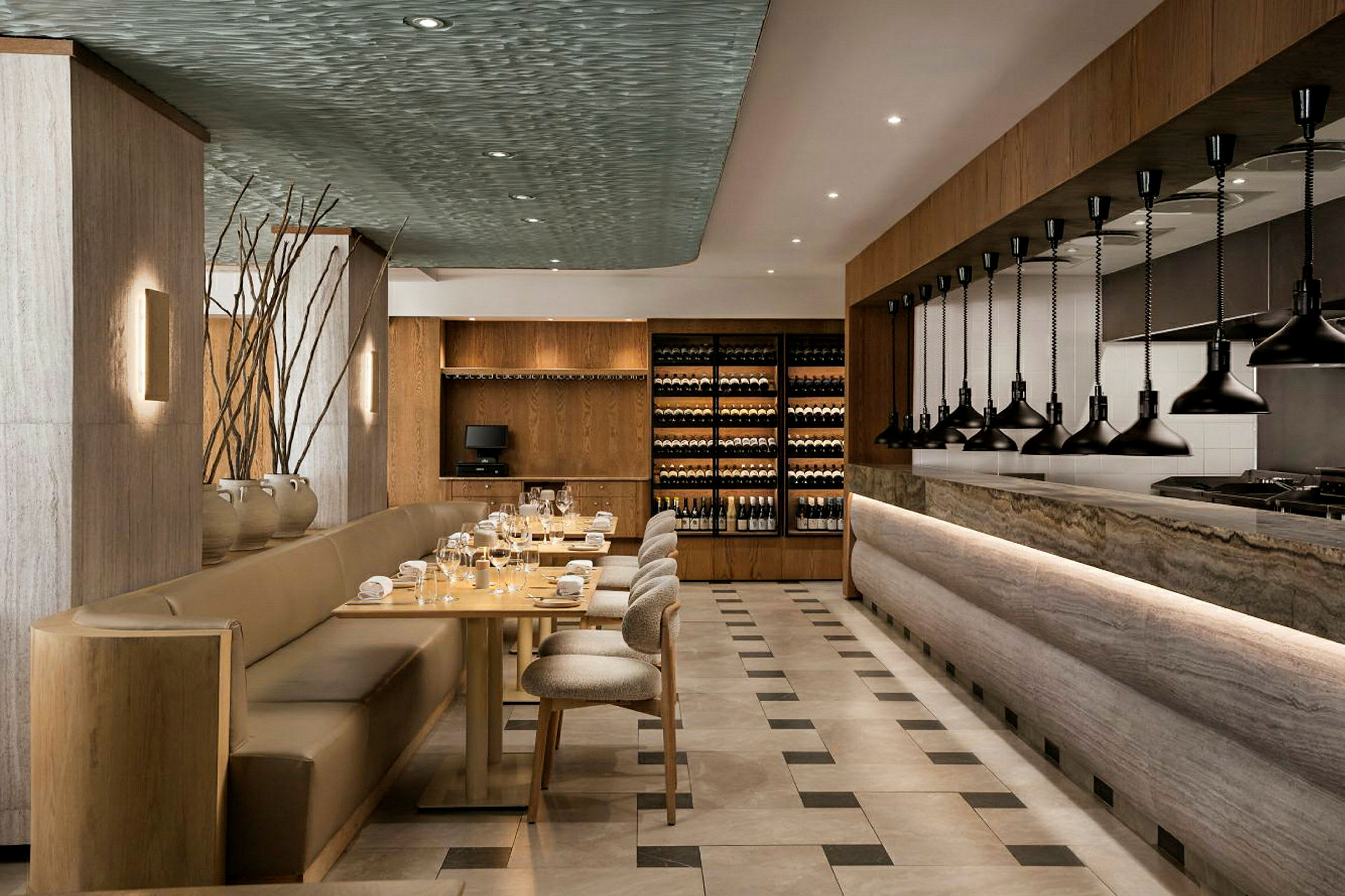 Interiør av en elegant restaurant med sitteplasser, bord og en åpen kjøkkendel. (AI-generert tekst)