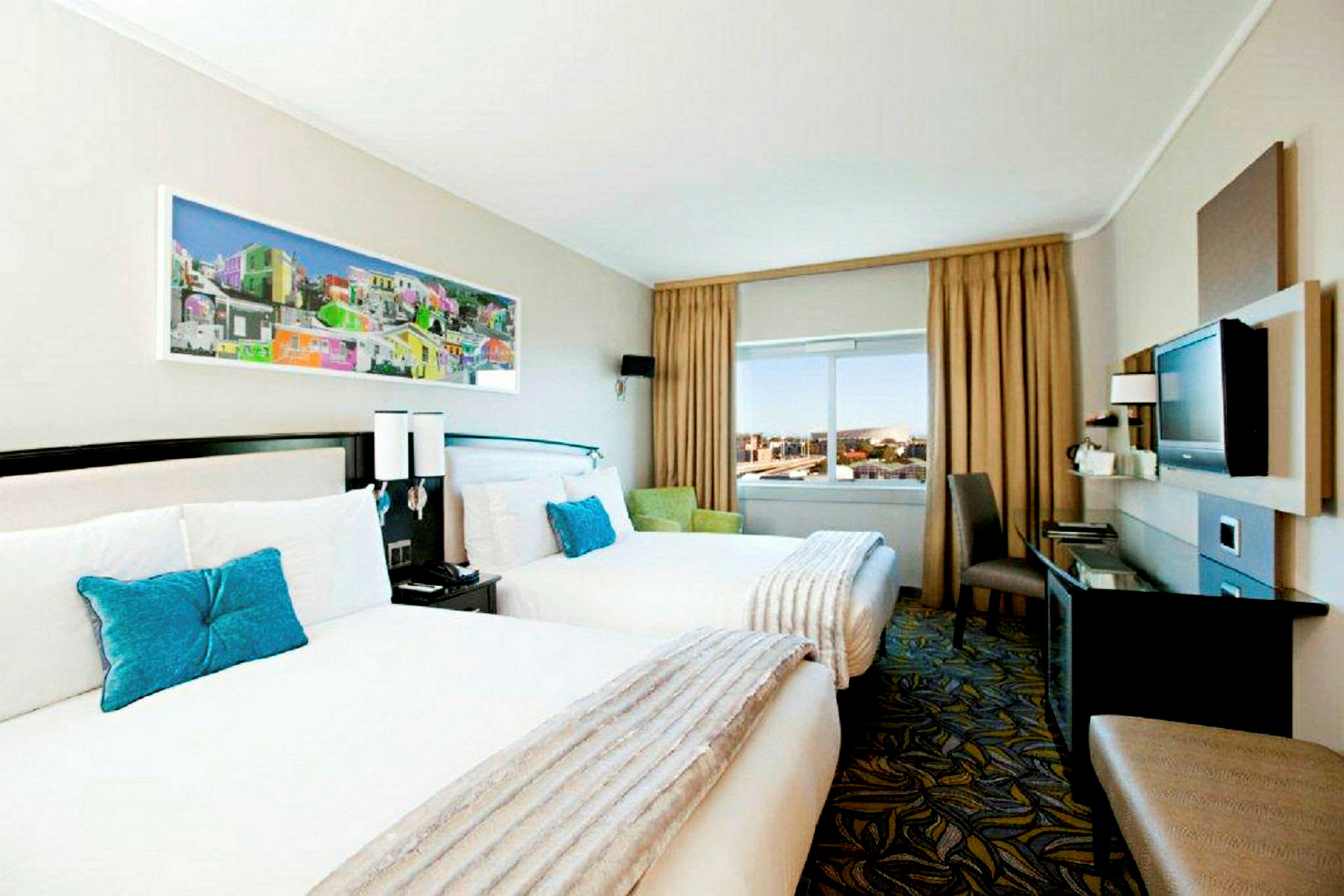 Hotellrom med to enkeltsenger, et vindusutsikt og moderne innredning. (AI-generert tekst)