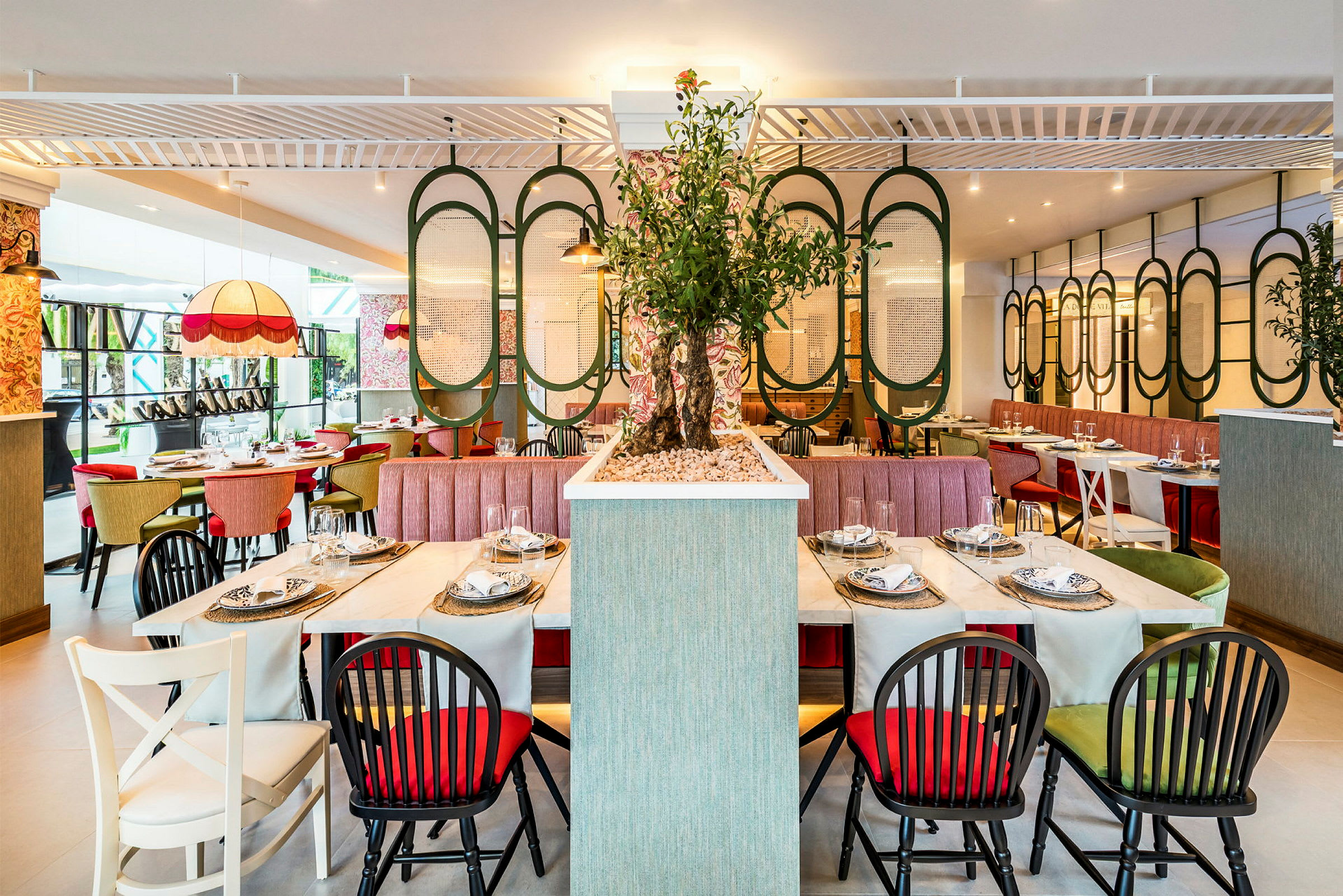 Interiør av en restaurant med bord, stoler og dekorative planter. (AI-generert tekst)