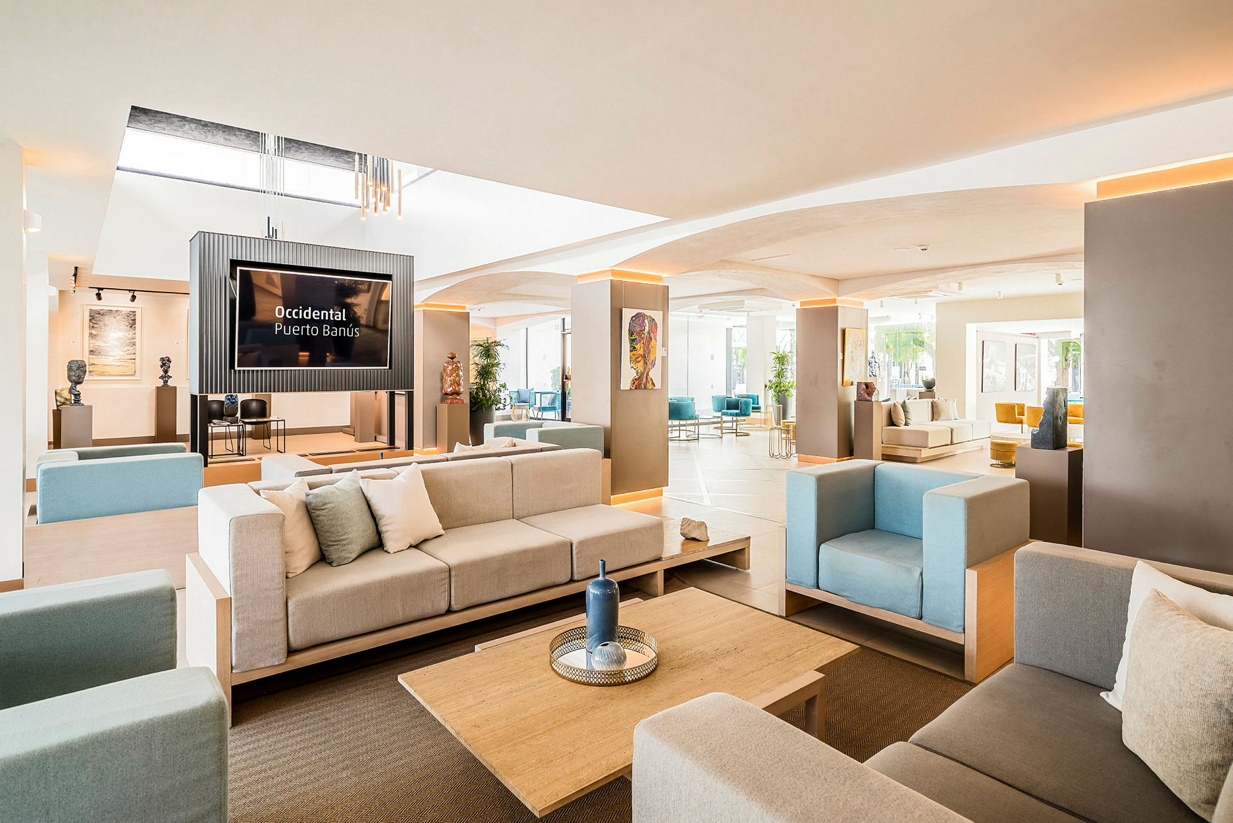 Et bilde av et hotellobby som er moderne innredet med sofaer, lenestoler og bord. (AI-generert tekst)