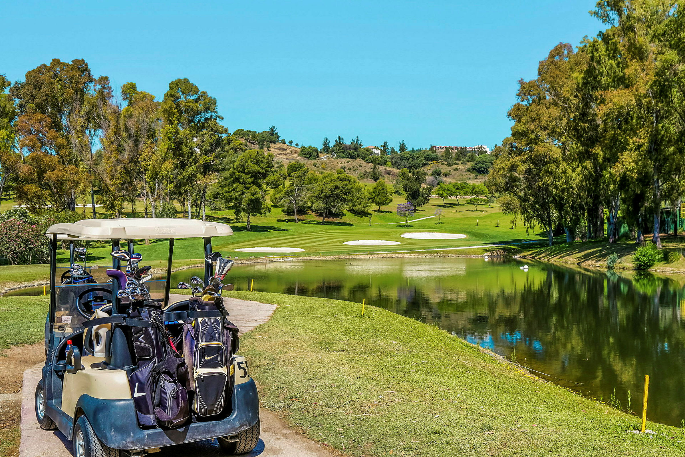 Ca. 3 km fra hotellet ligger det to 18-hulls golfbaner