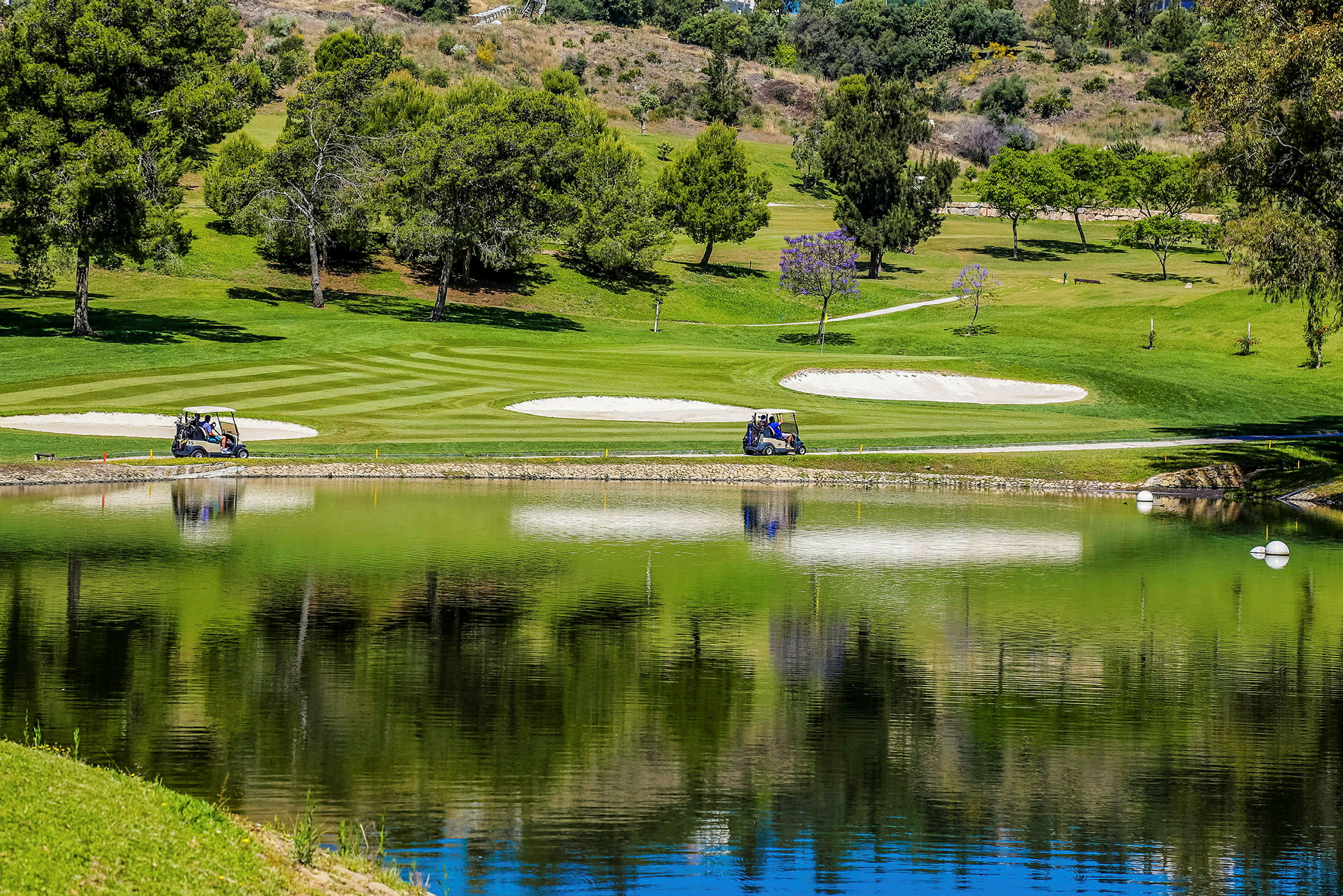 Ca. 3 km fra hotellet ligger det to 18-hulls golfbaner