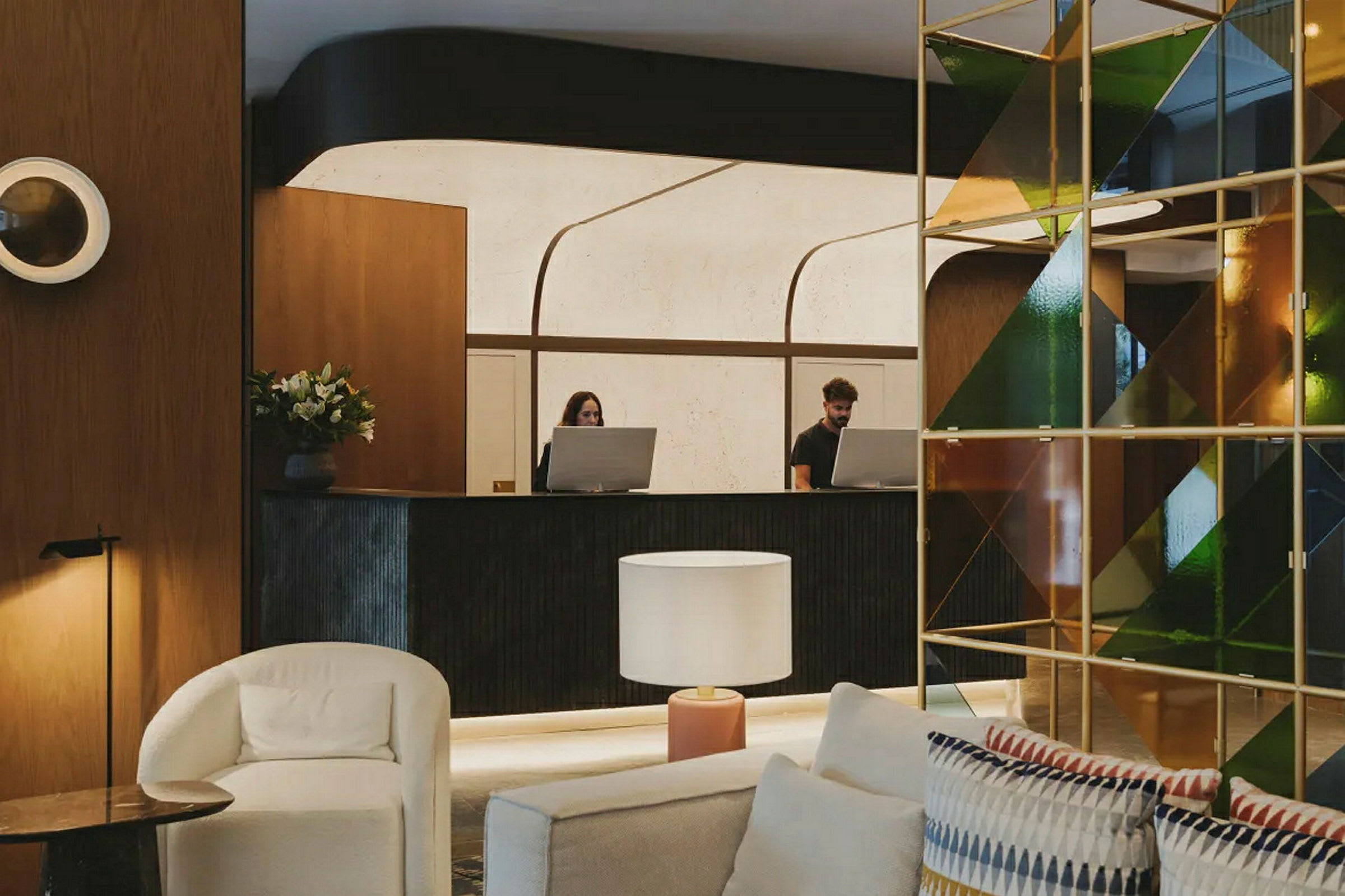 Moderne hotellresepsjon med elegante møbler og stilig interiør. (AI-generert tekst)