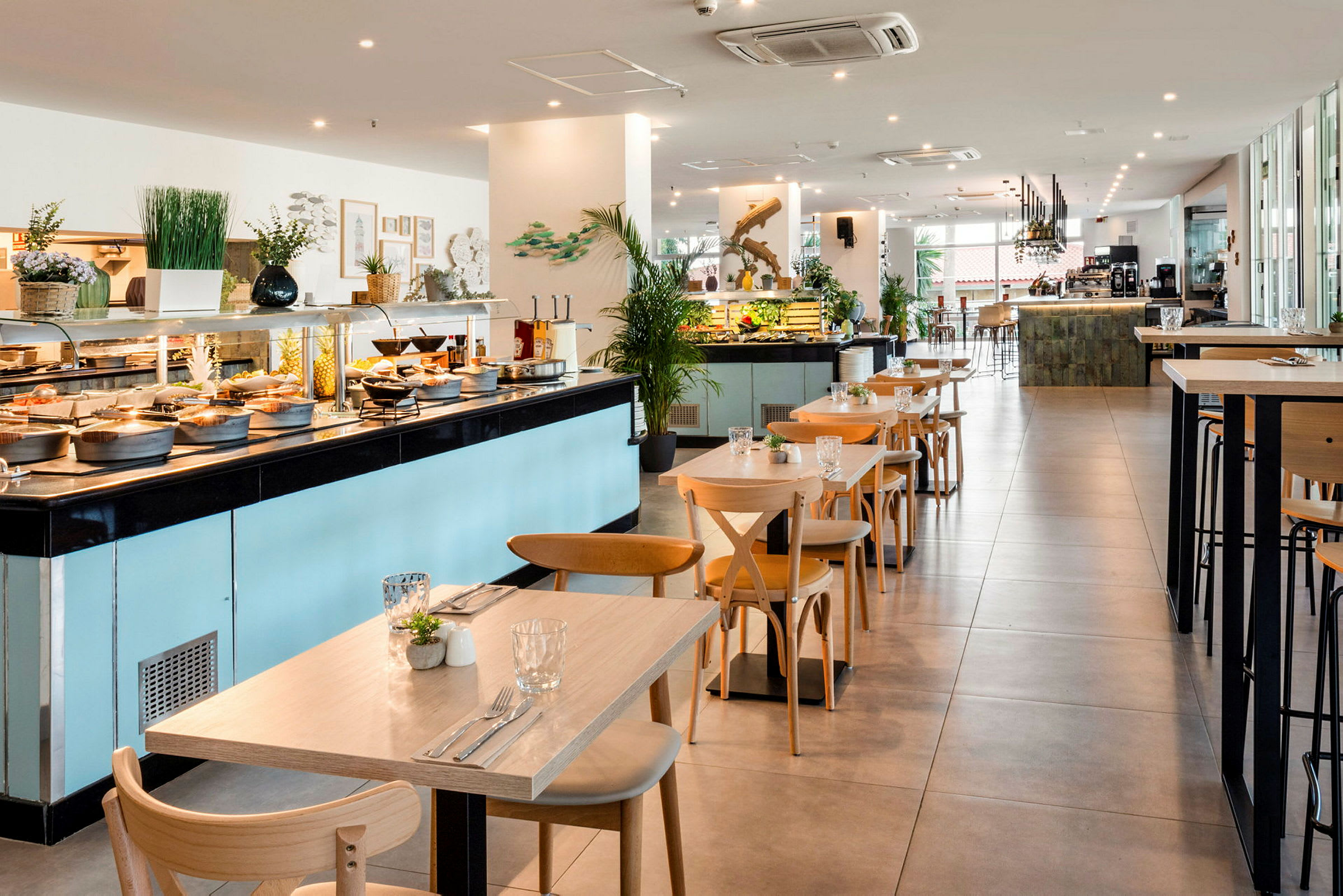Restaurant med buffé og sitteplasser. (AI-generert tekst)