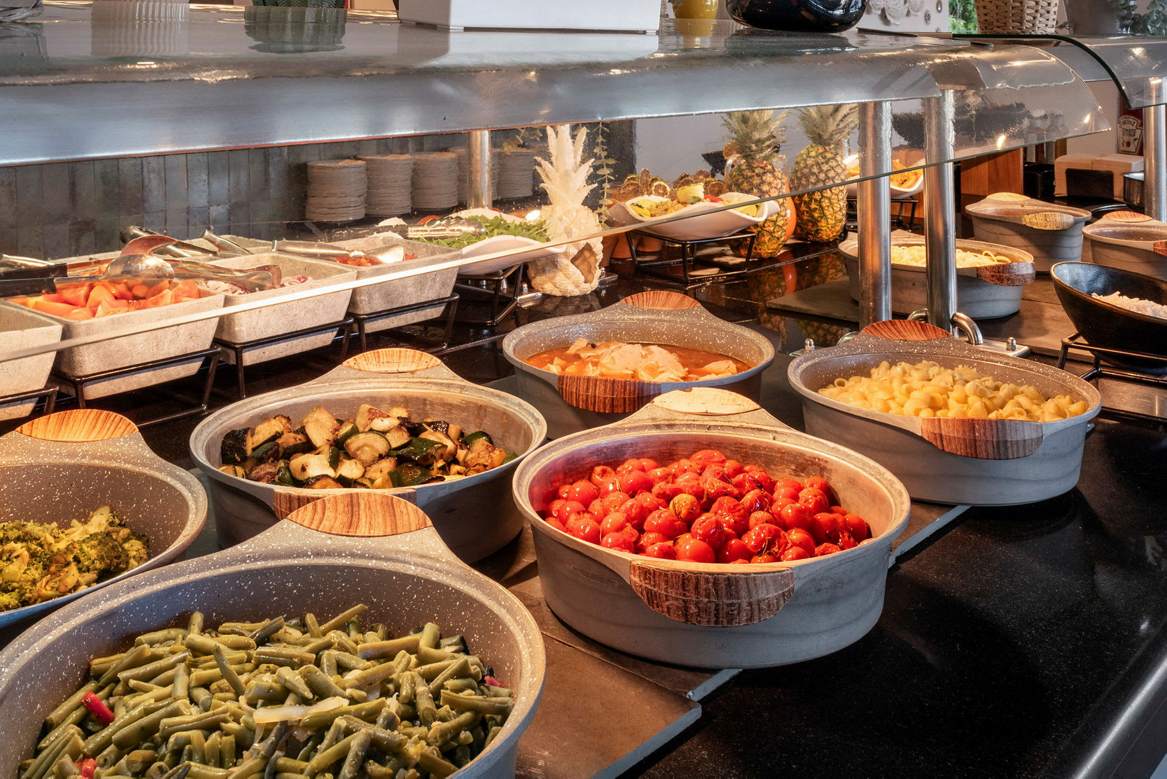 Buffet med forskjellige matretter, inkludert grønnsaker og pasta. (AI-generert tekst)