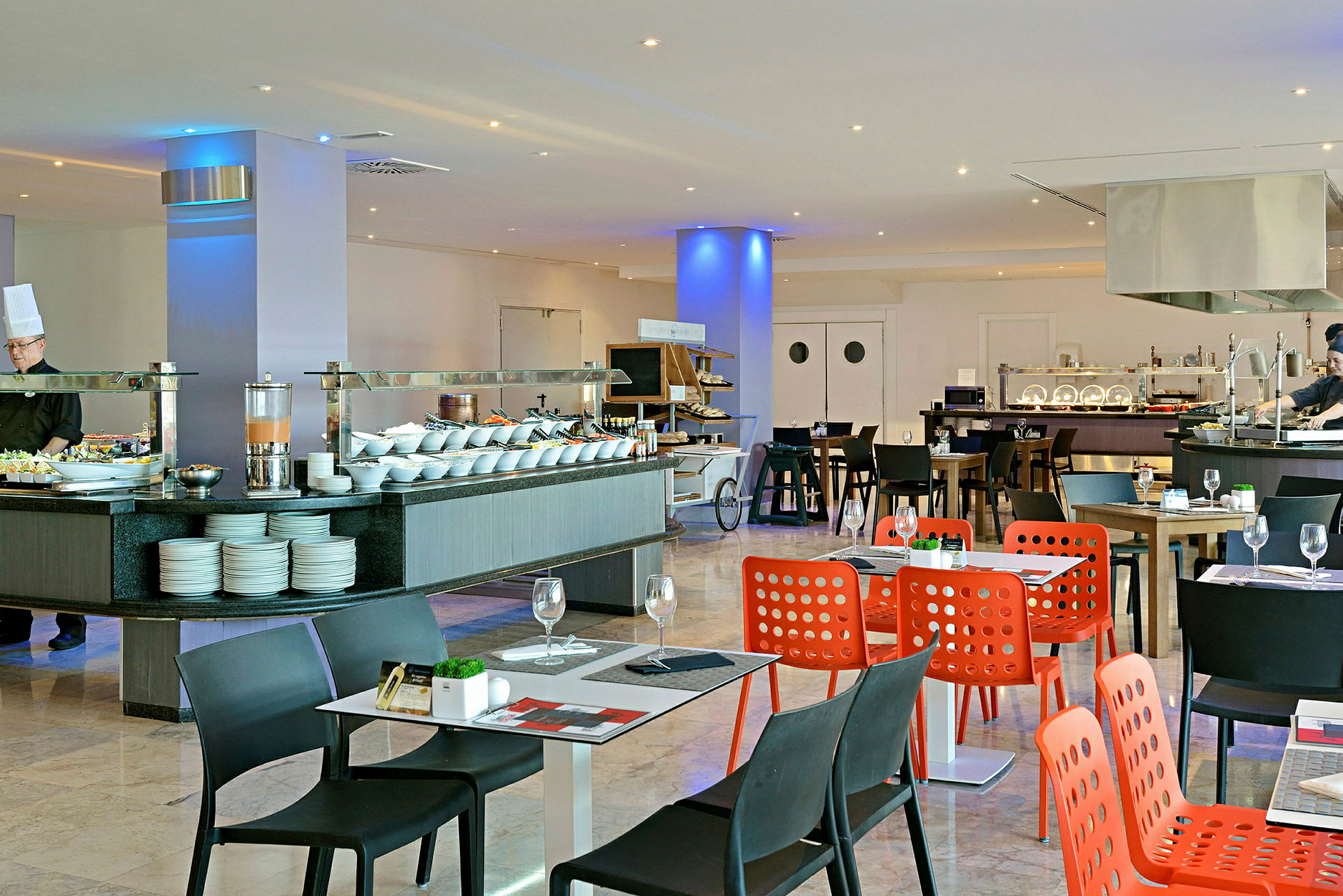 Bilde av en restaurant med buffetområde og sitteplasser. (AI-generert tekst)