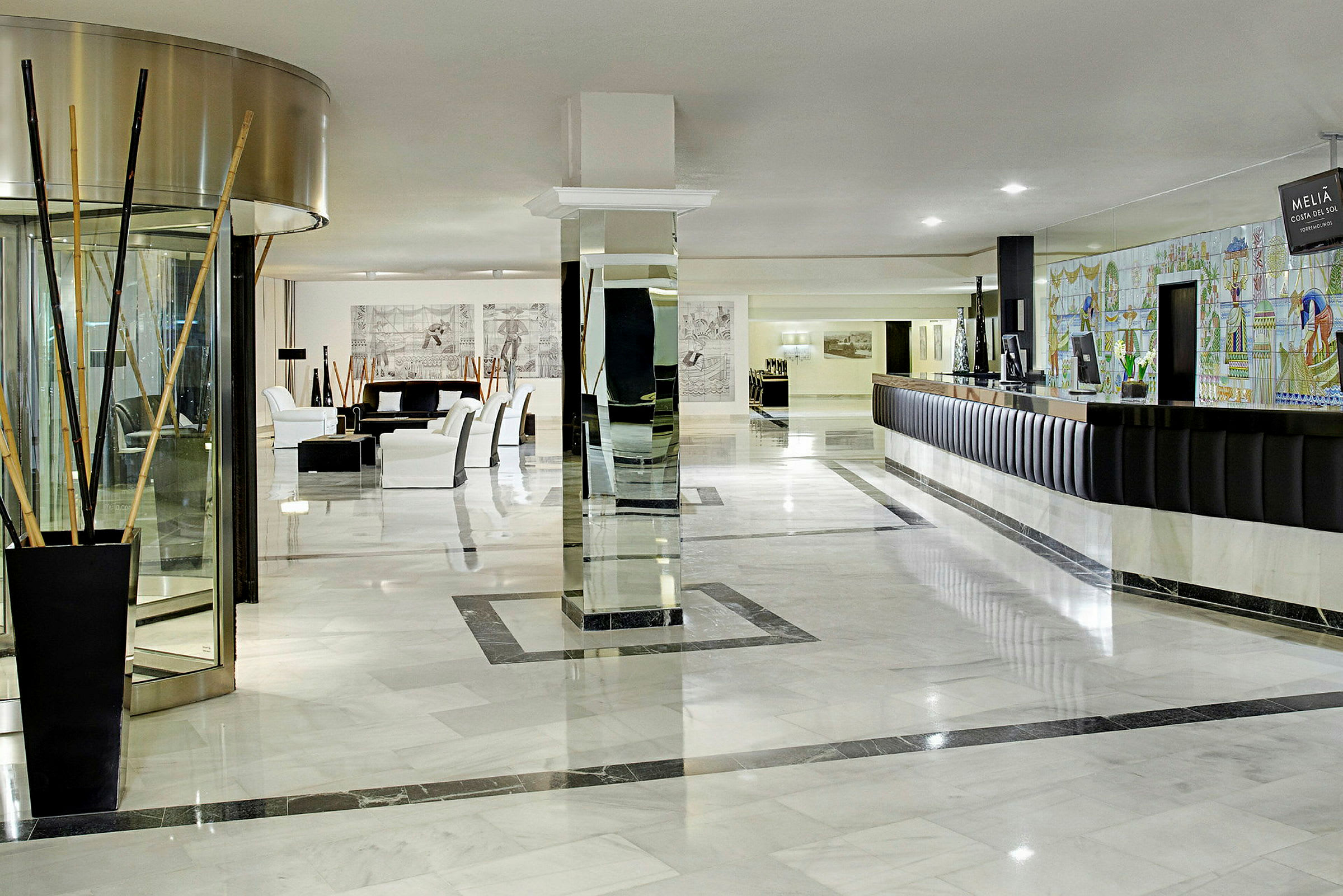 Hotellets lobby med resepsjon og sittegrupper. (AI-generert tekst)