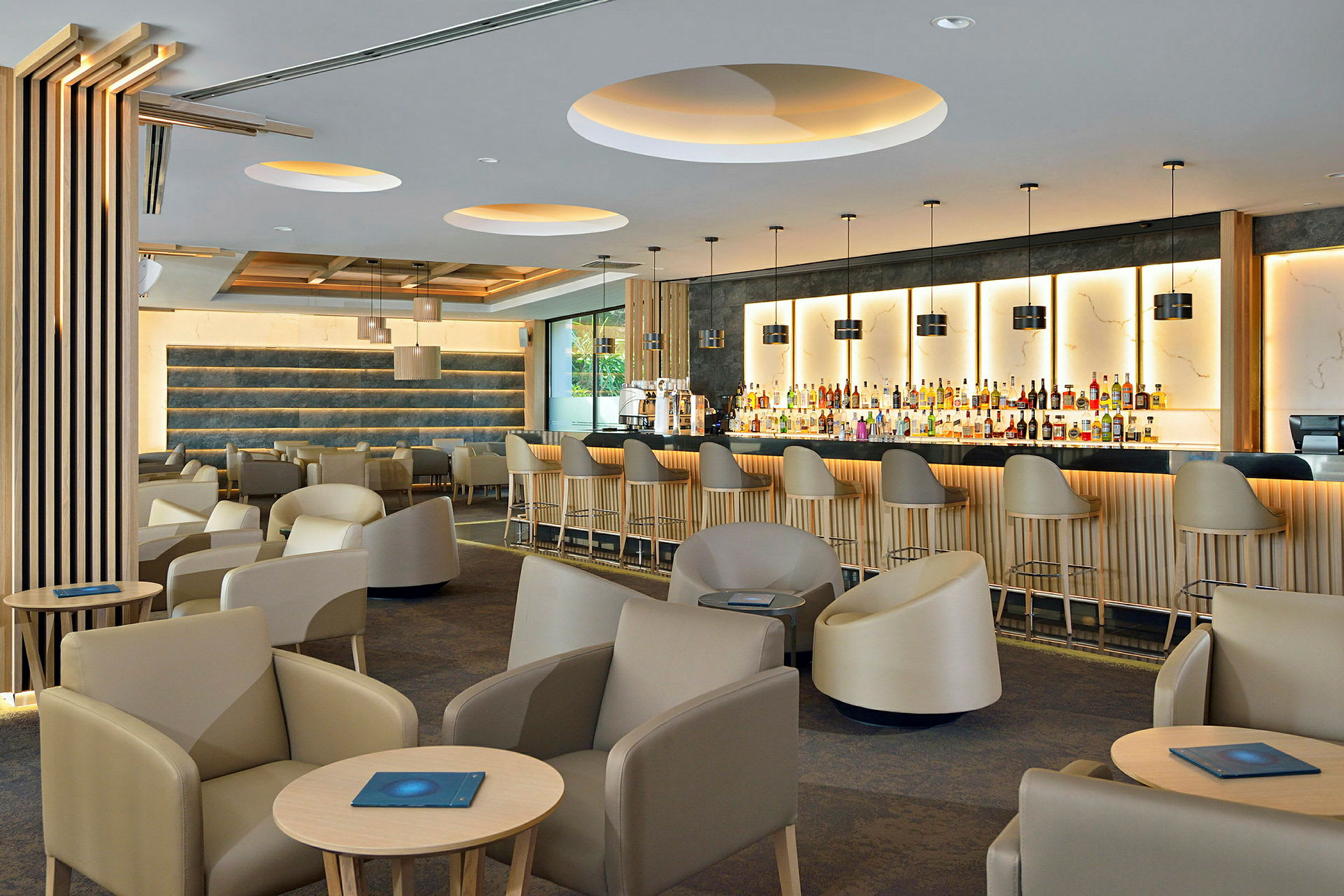 Moderne bar og lounge med komfortable stoler og belysning. (AI-generert tekst)