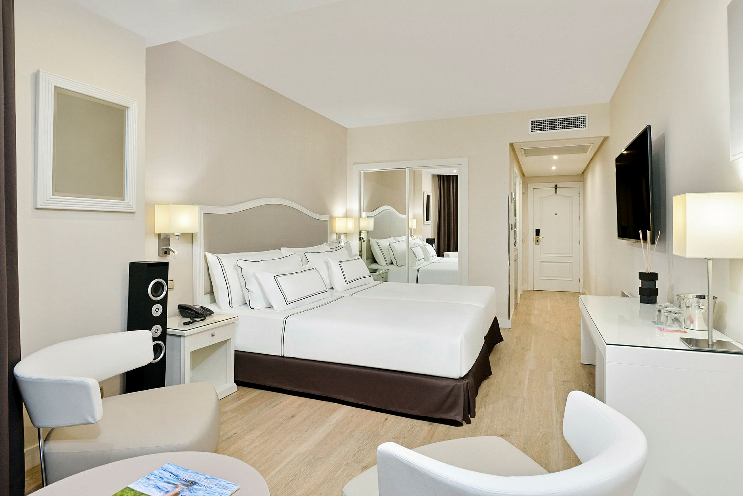 Hotellrom med dobbeltseng og moderne innredning. (AI-generert tekst)