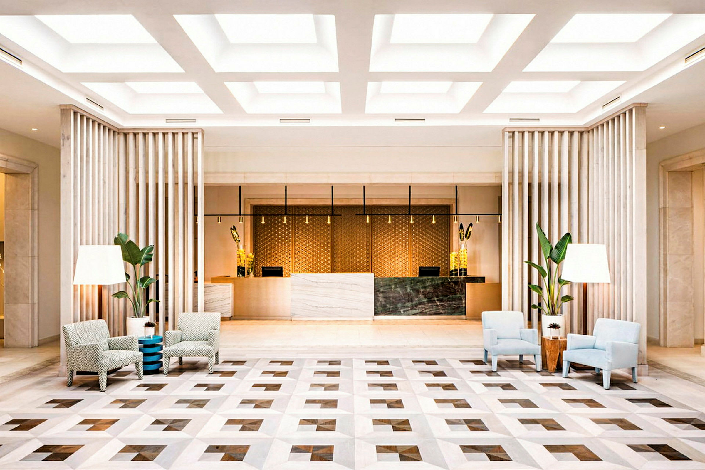 En elegant hotellobby med sittegrupper og en resepsjonsdisk. (AI-generert tekst)