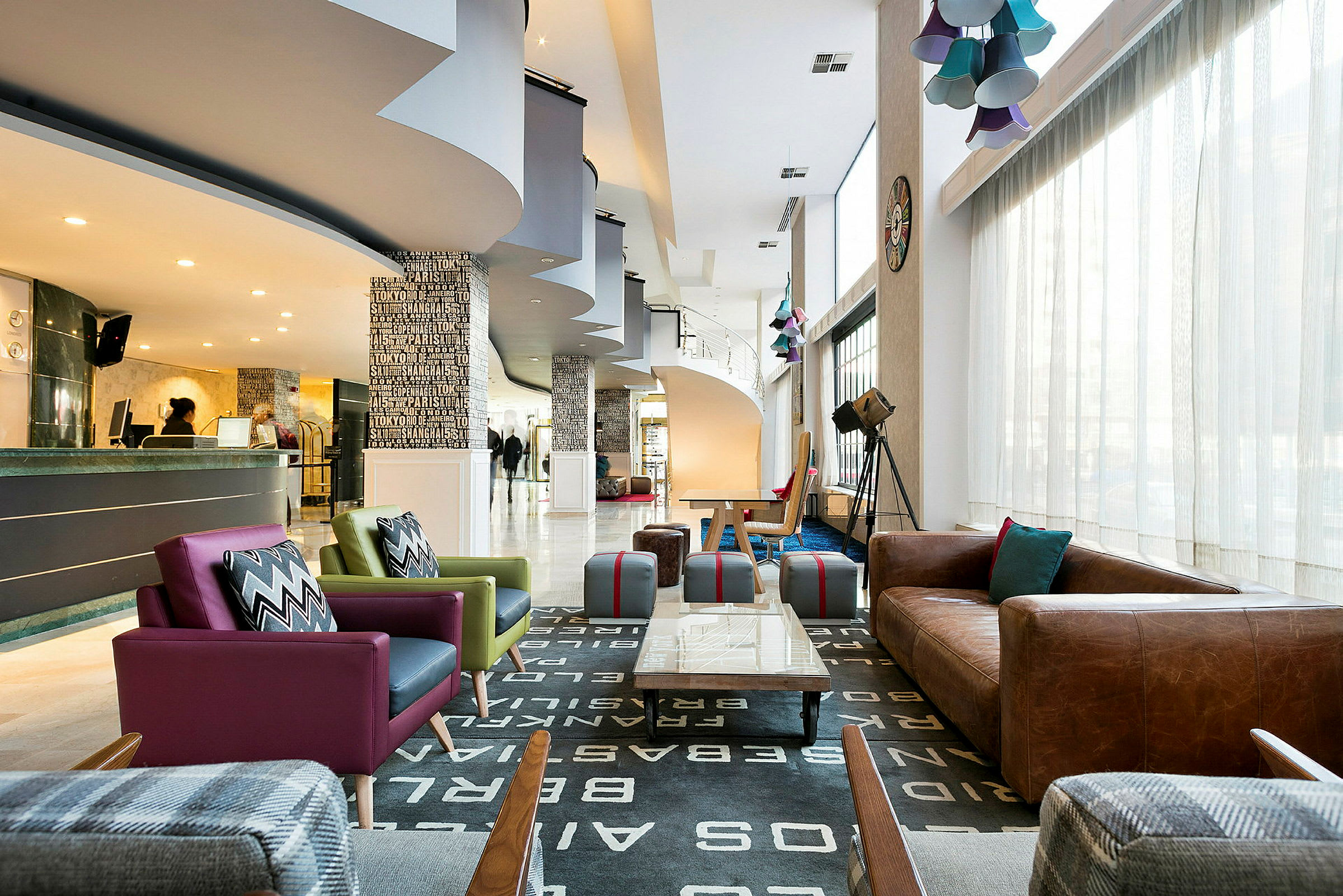En hotellobby med sittegrupper, en resepsjon og dekorasjoner. (AI-generert tekst)