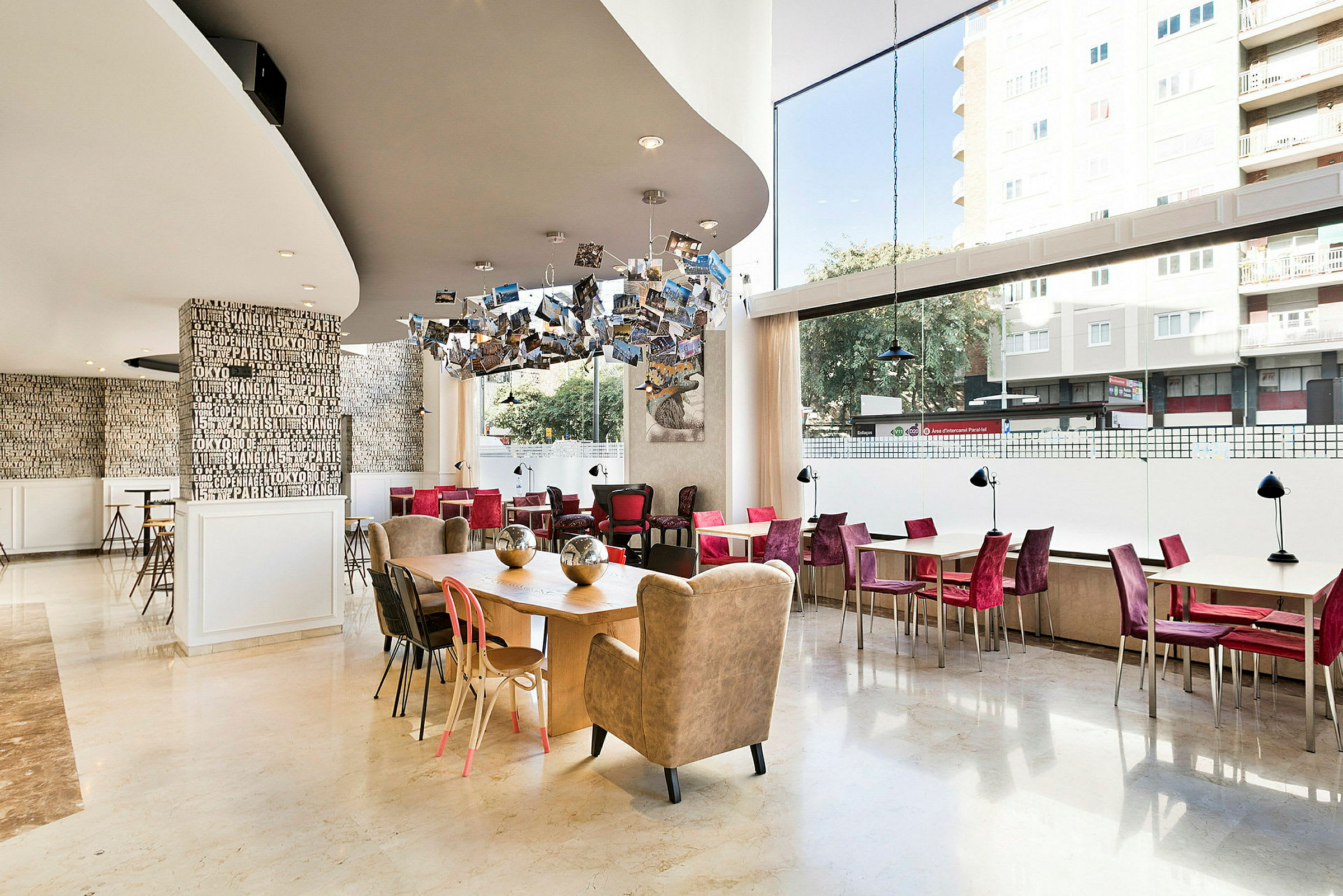 Interiør av en moderne restaurant eller kafé med stilige dekorasjoner og store vinduer. (AI-generert tekst)