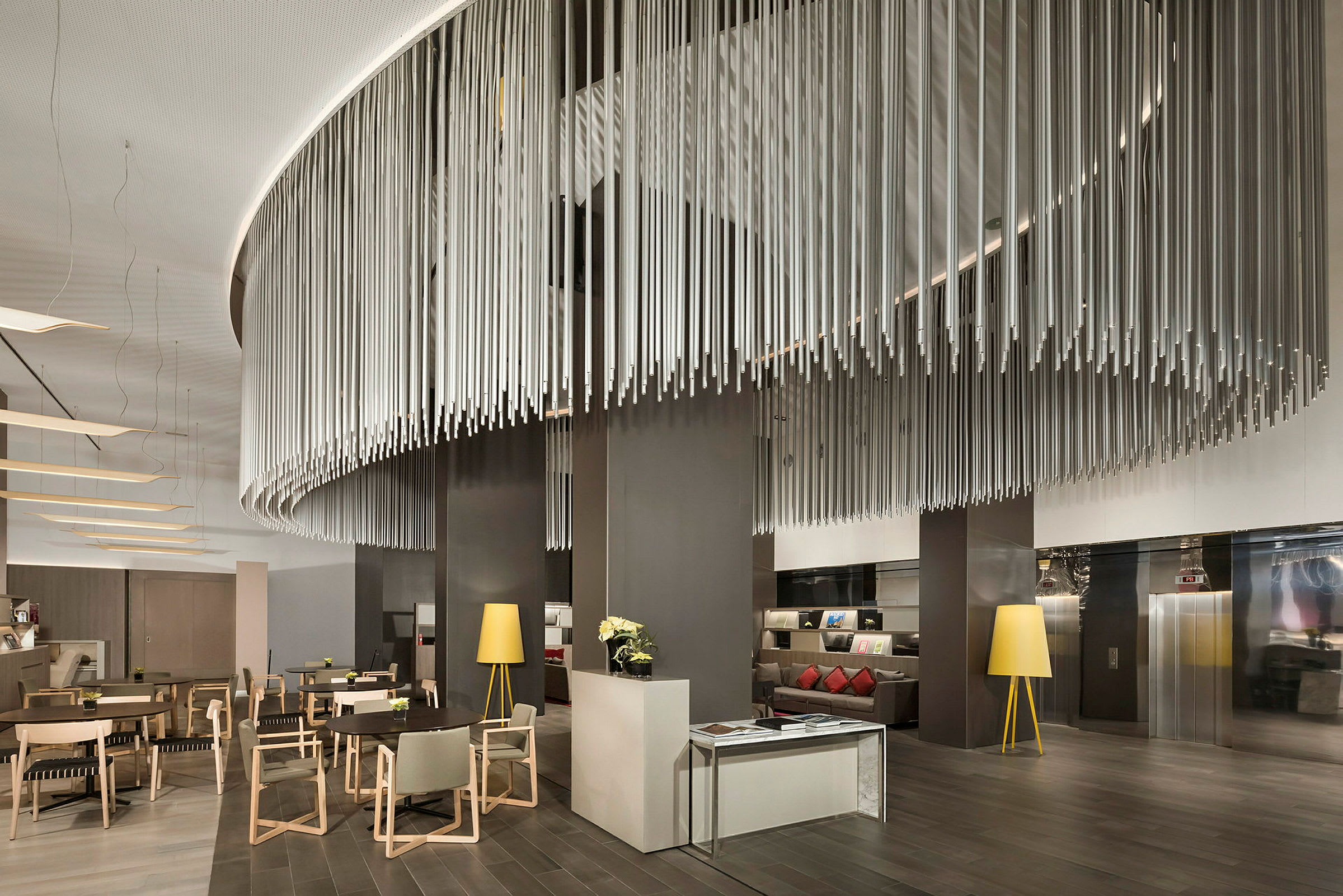 Interiør av en moderne lounge med stilrent design, sitteplasser og dekorative elementer i taket. (AI-generert tekst)