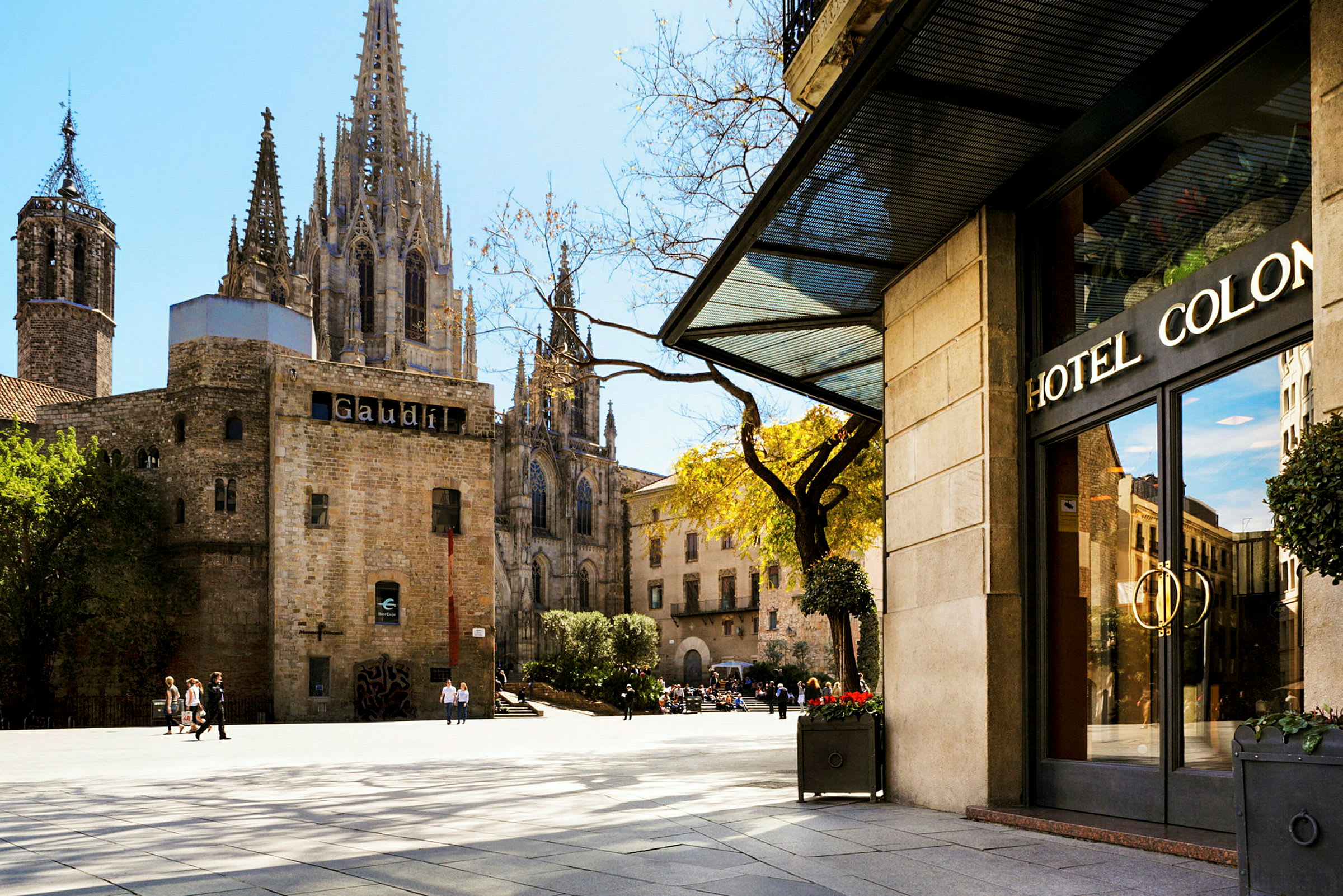 Hotell Colon i forgrunnen, med kirken La Catedral de Barcelona i bakgrunnen. (AI-generert tekst)