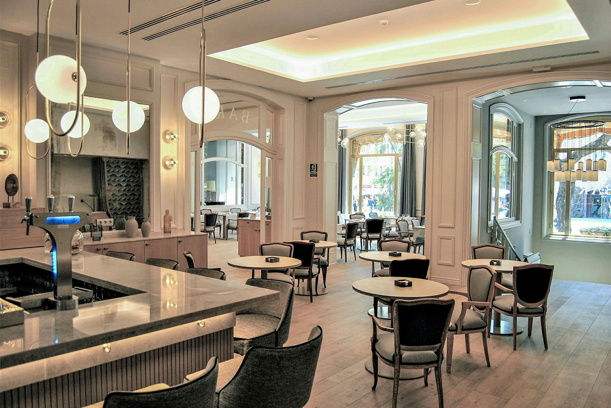 Interiør av en moderne restaurant med elegante møbler og belysning. (AI-generert tekst)