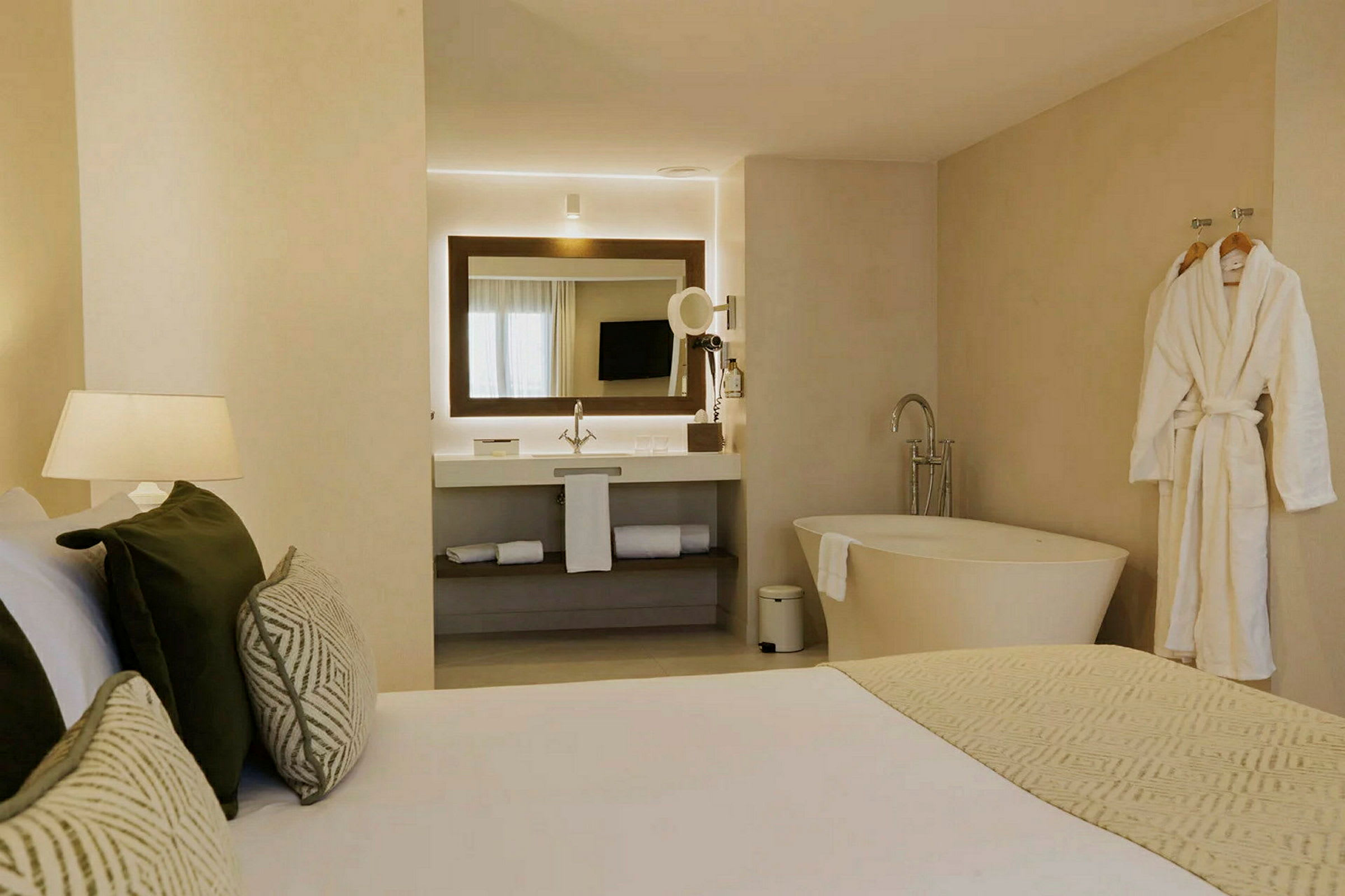Moderne hotellrom med bad, seng og badekar. (AI-generert tekst)