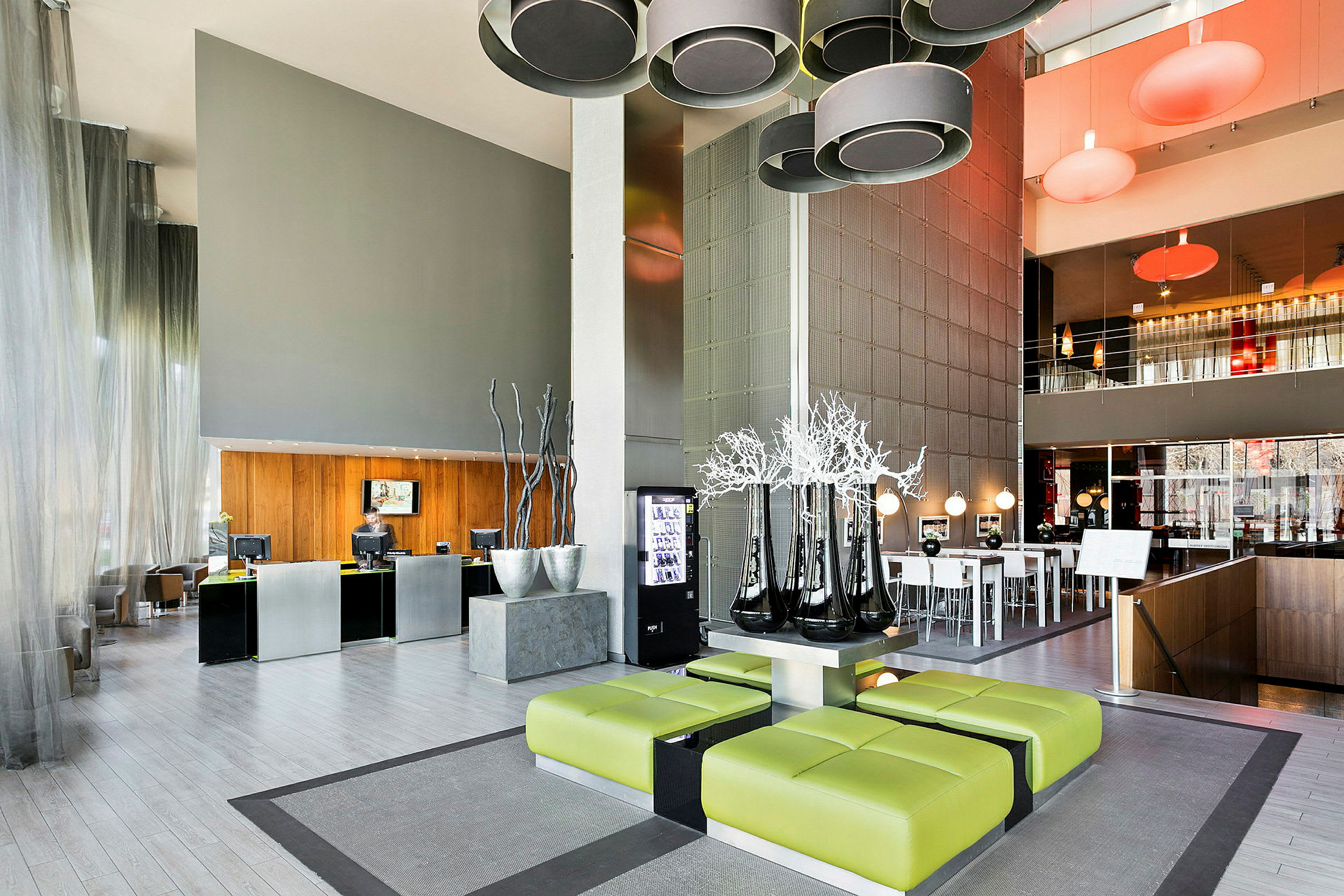 Moderne hotellobby med sittegrupper, resepsjon og dekorative elementer. (AI-generert tekst)
