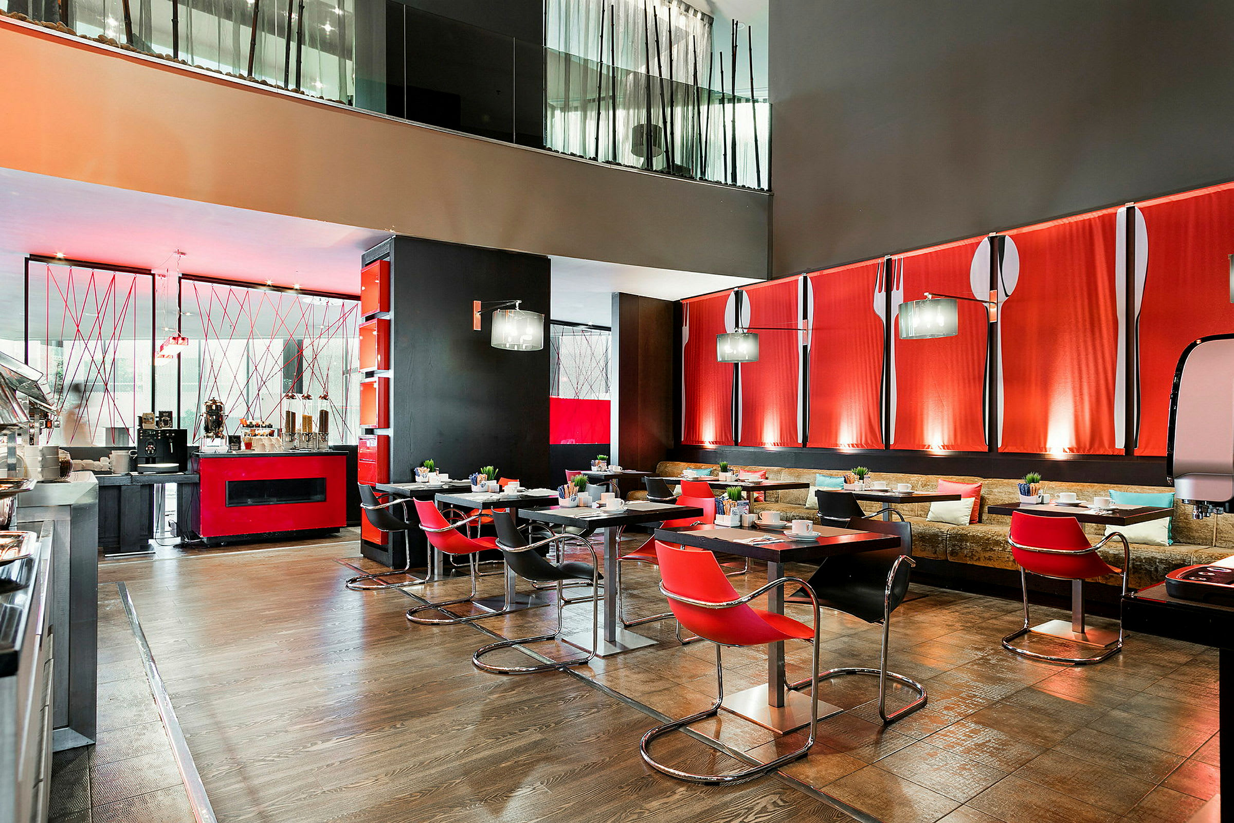 Restaurantinteriør med et moderne og stilrent designkonsept i rødt og svart. (AI-generert tekst)