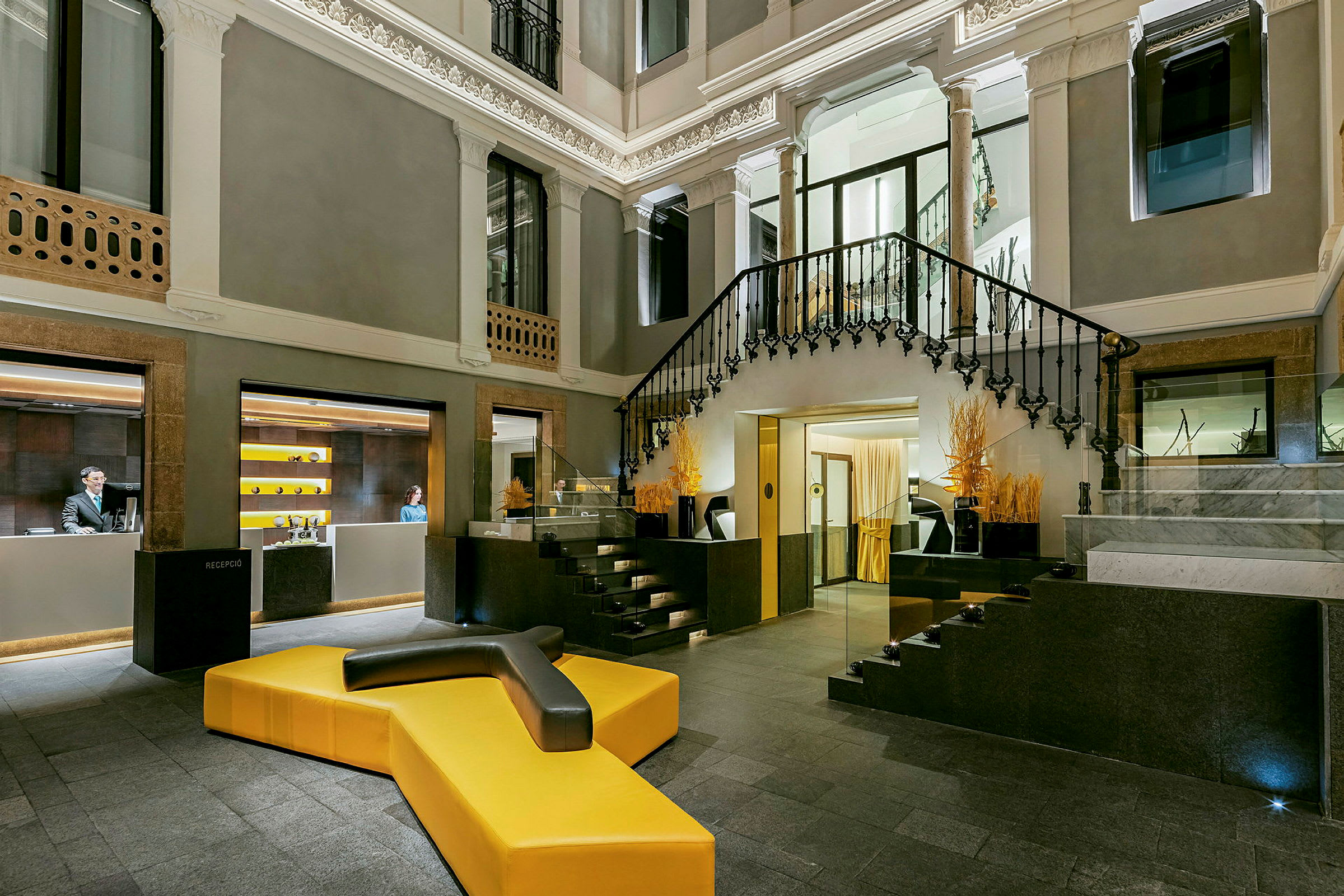 En hotellobby med resepsjon og moderne design. (AI-generert tekst)