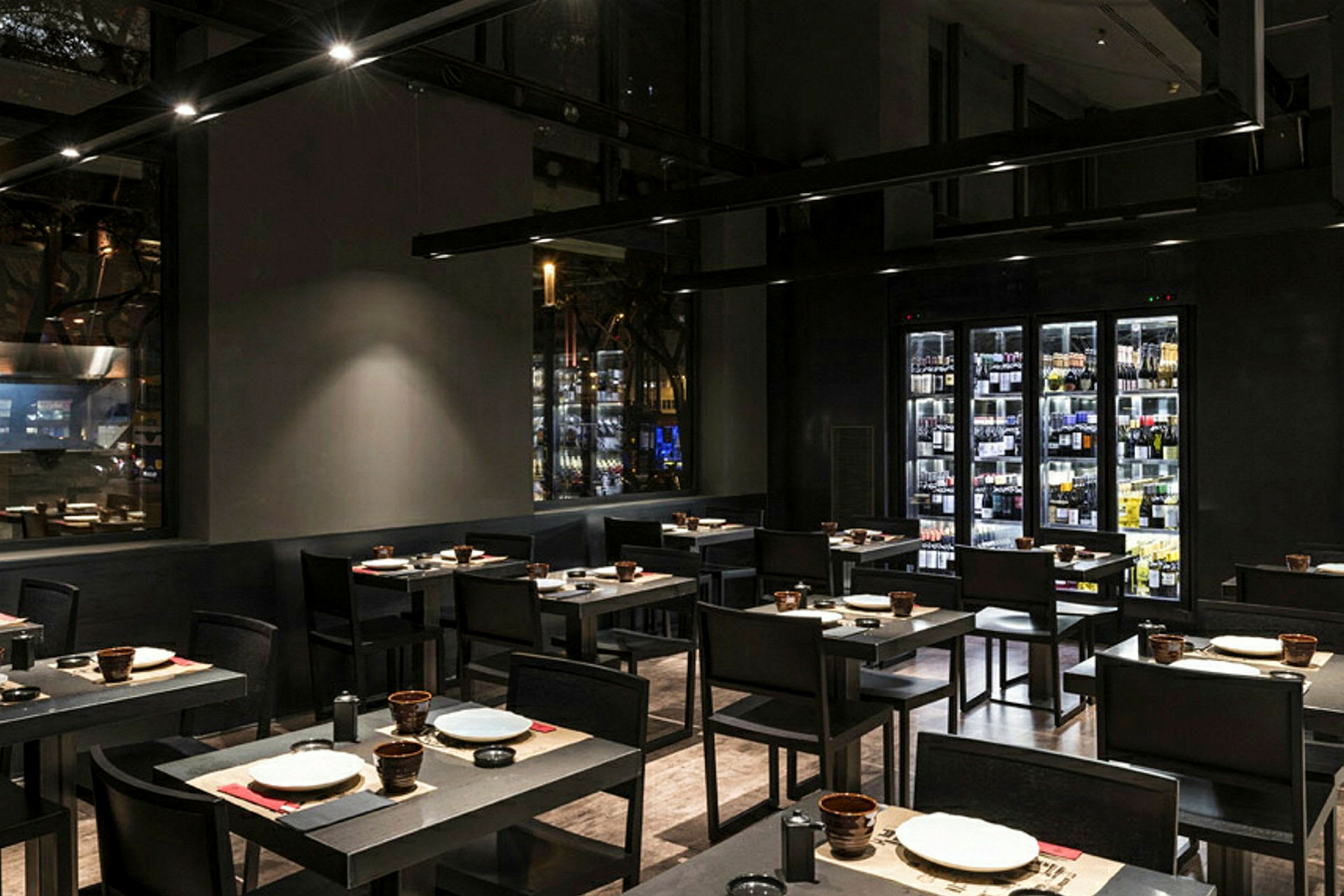 Restaurant med dekkede bord og stoler i et moderne miljø. (AI-generert tekst)