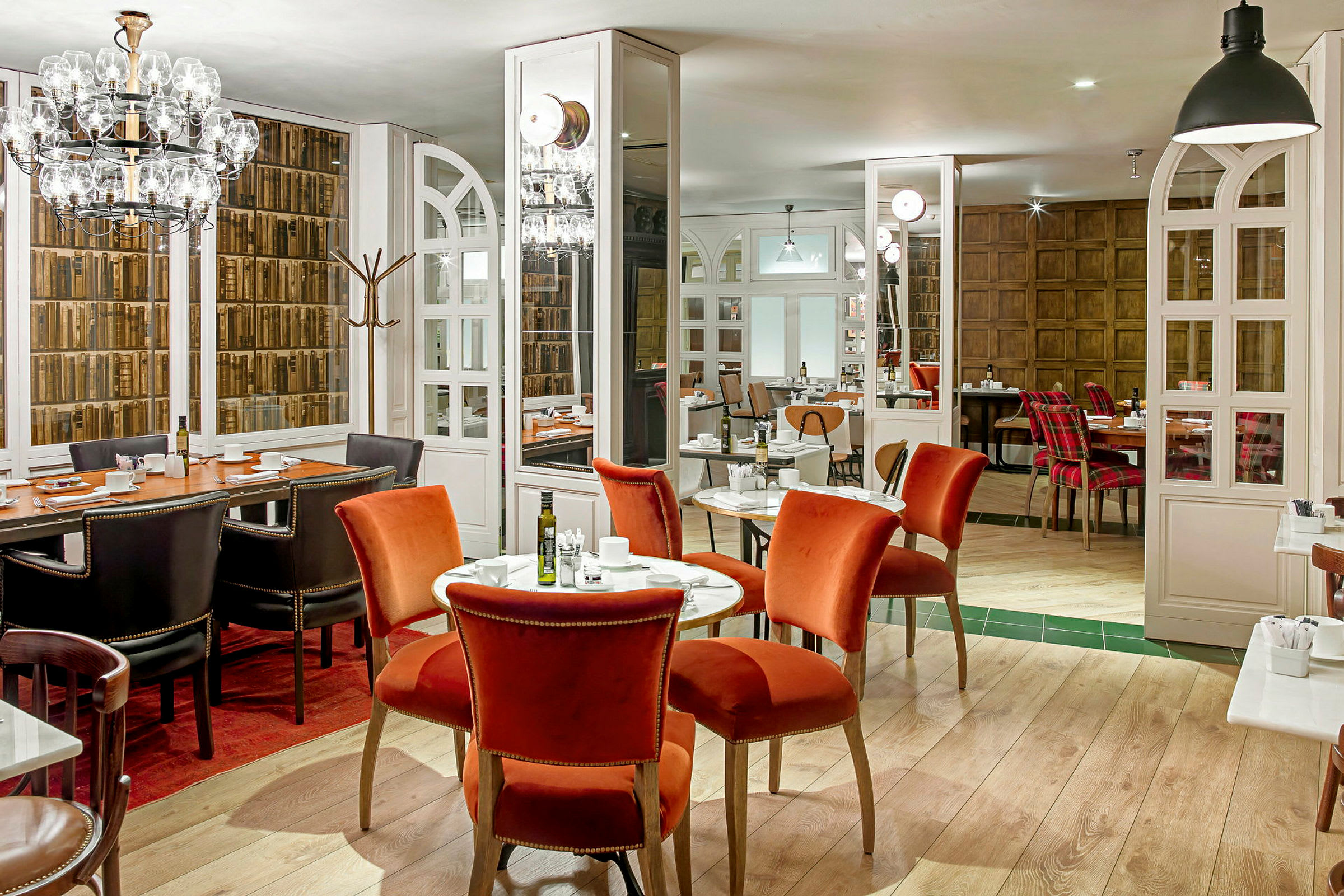 Interiør av en restaurant med bord og forskjellige stoler i et elegant miljø. (AI-generert tekst)
