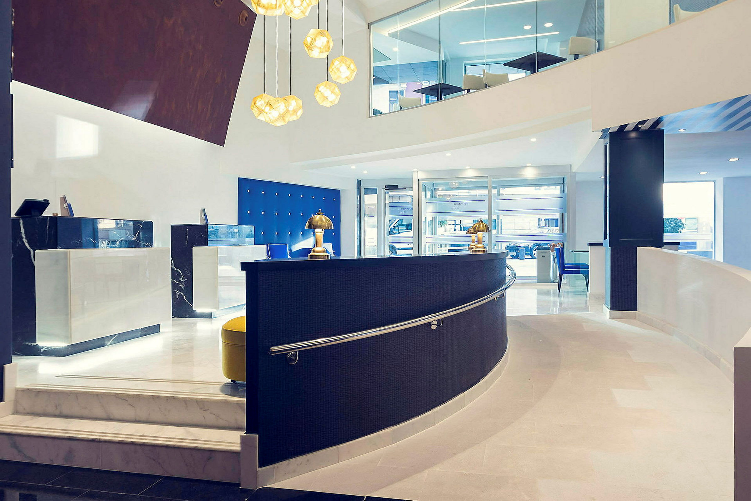 En hotellresepsjon med elegante benker og moderne interiør. (AI-generert tekst)