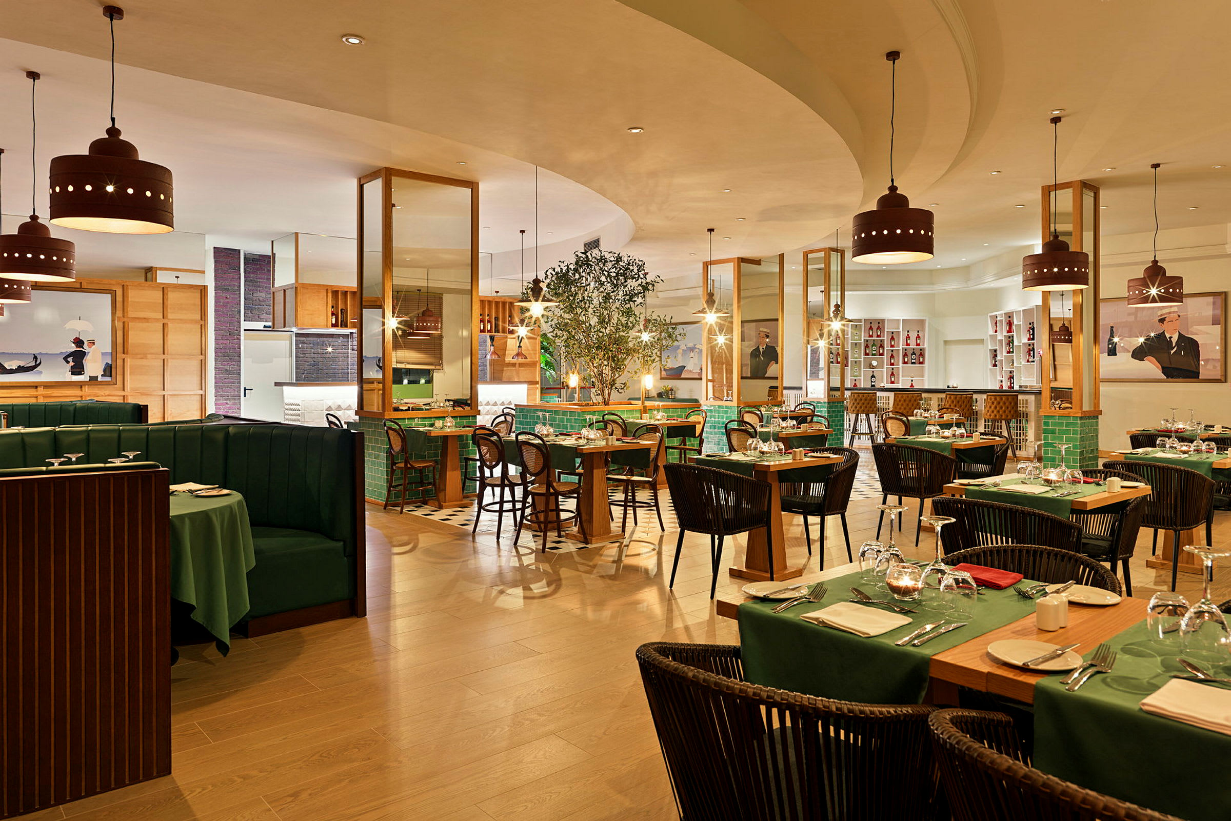 Interiør av en restaurant med dekkede bord, grønne duker og elegant innredning. (AI-generert tekst)