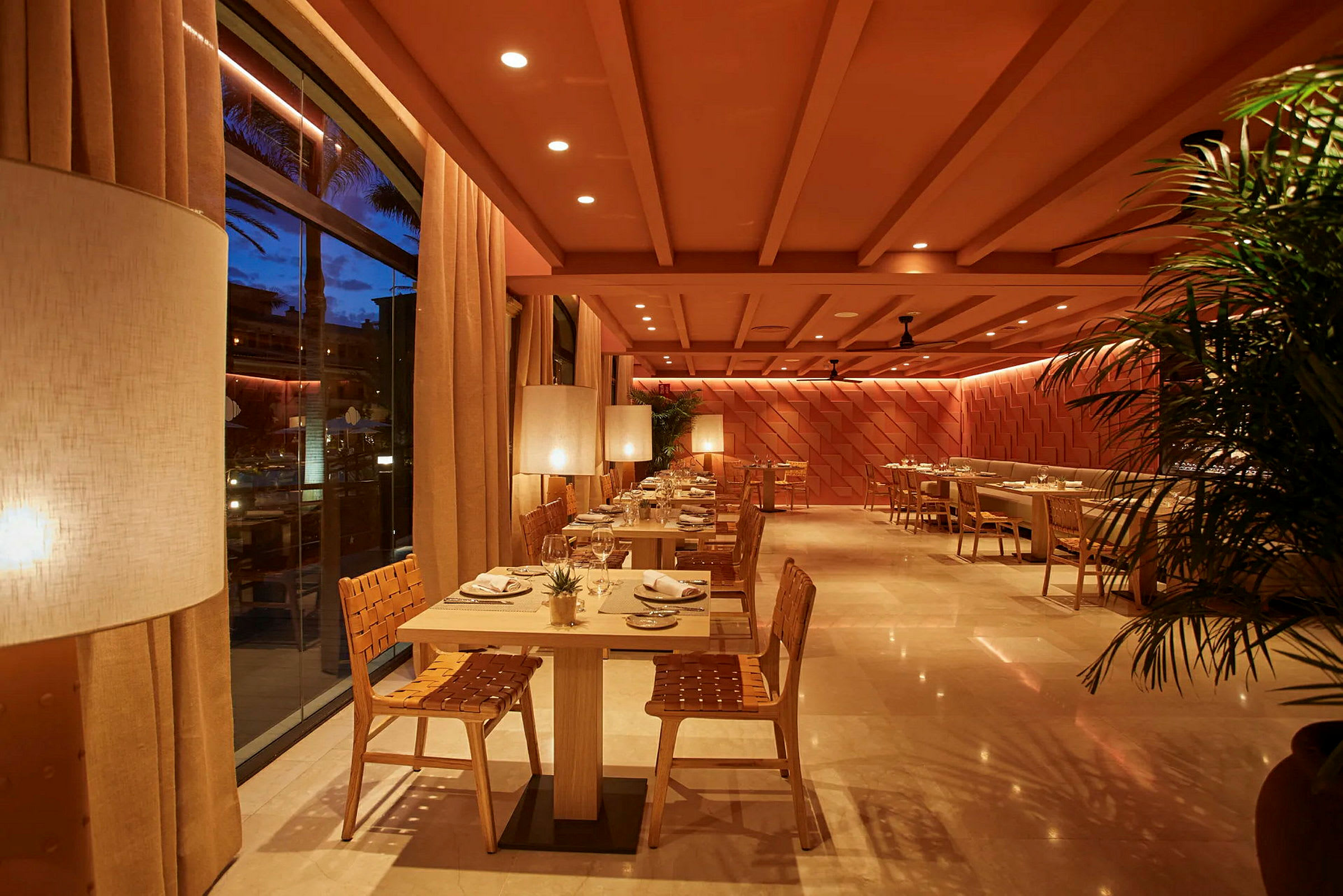 Interiør av en restaurant med moderne tremøbler og dempet belysning. (AI-generert tekst)