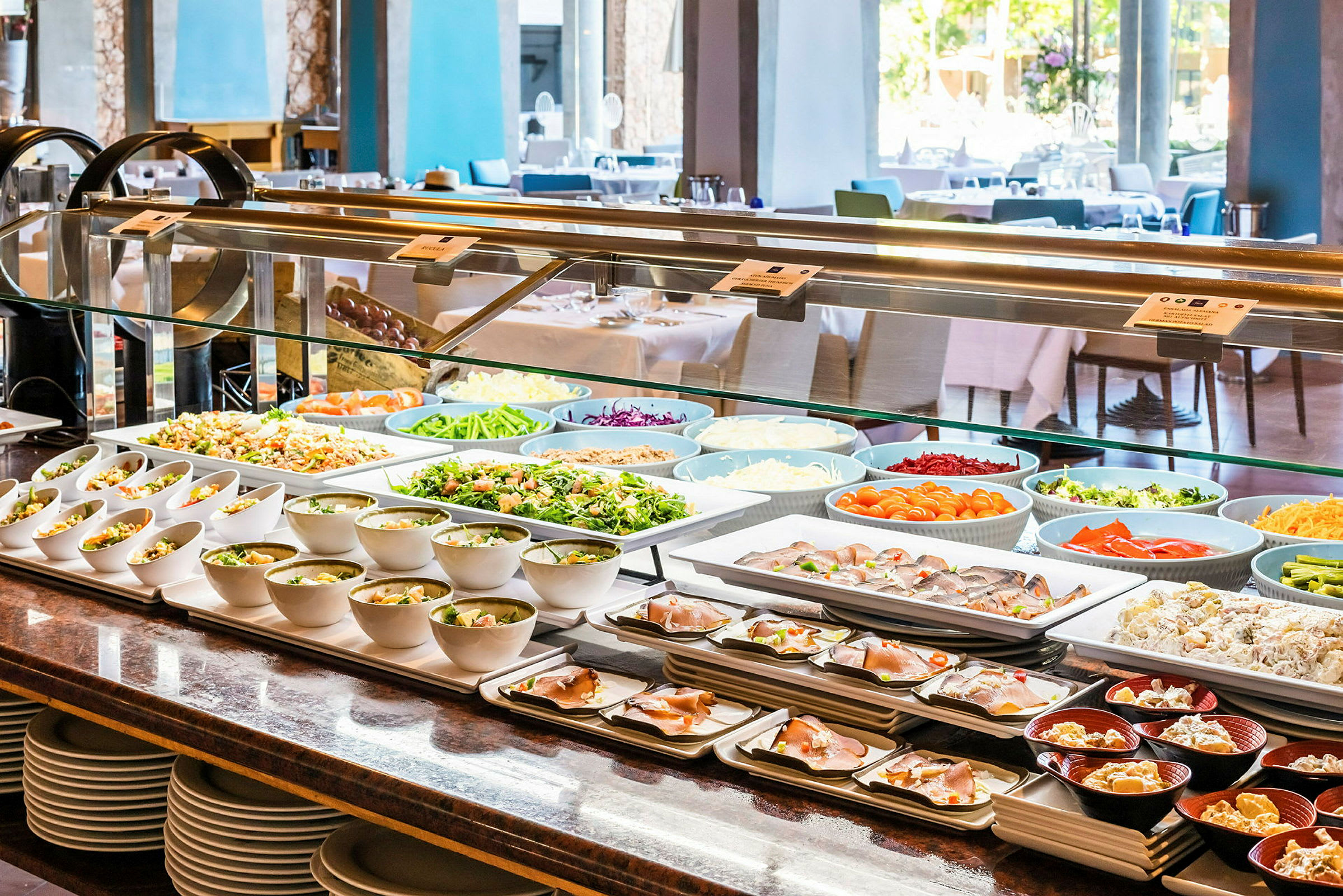 Bilde av en buffet med et bredt utvalg av retter, inkludert salater, grønnsaker og forretter. (AI-generert tekst)