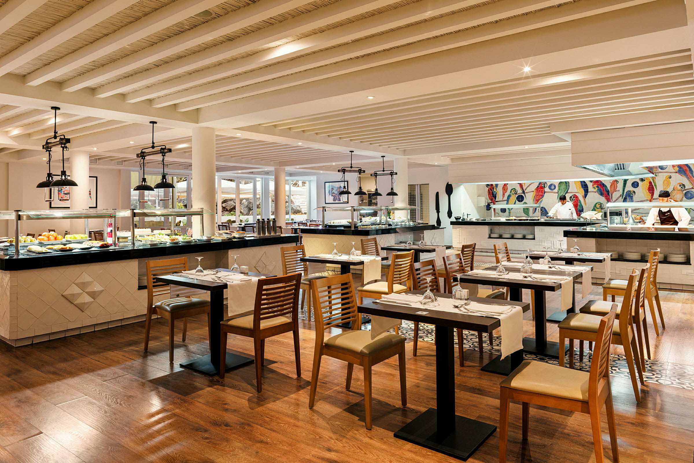 Interiør av en restaurant med dekkede bord og en buffet. (AI-generert tekst)