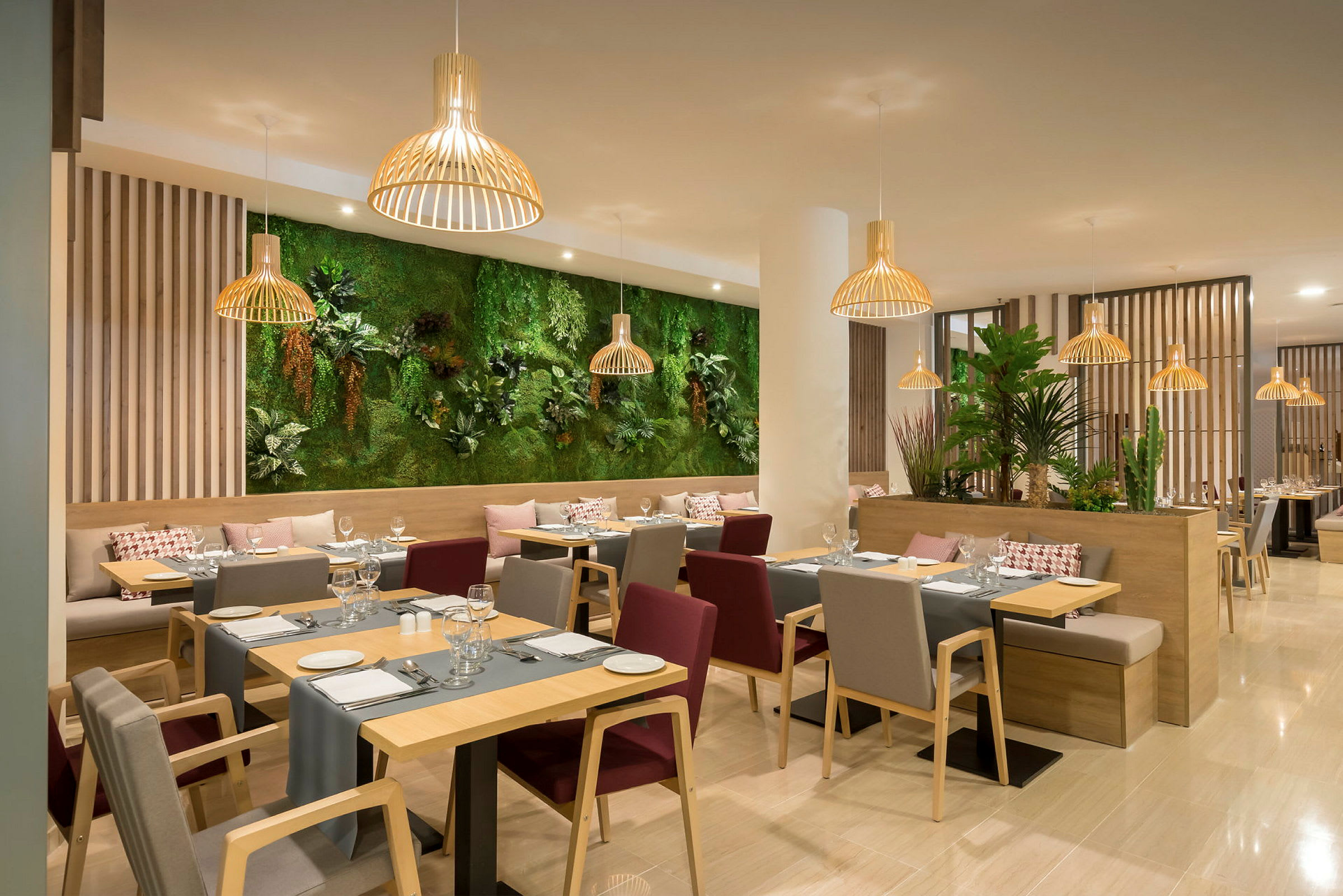 En moderne restaurant med tremøbler og grønne planter som dekorasjon. (AI-generert tekst)