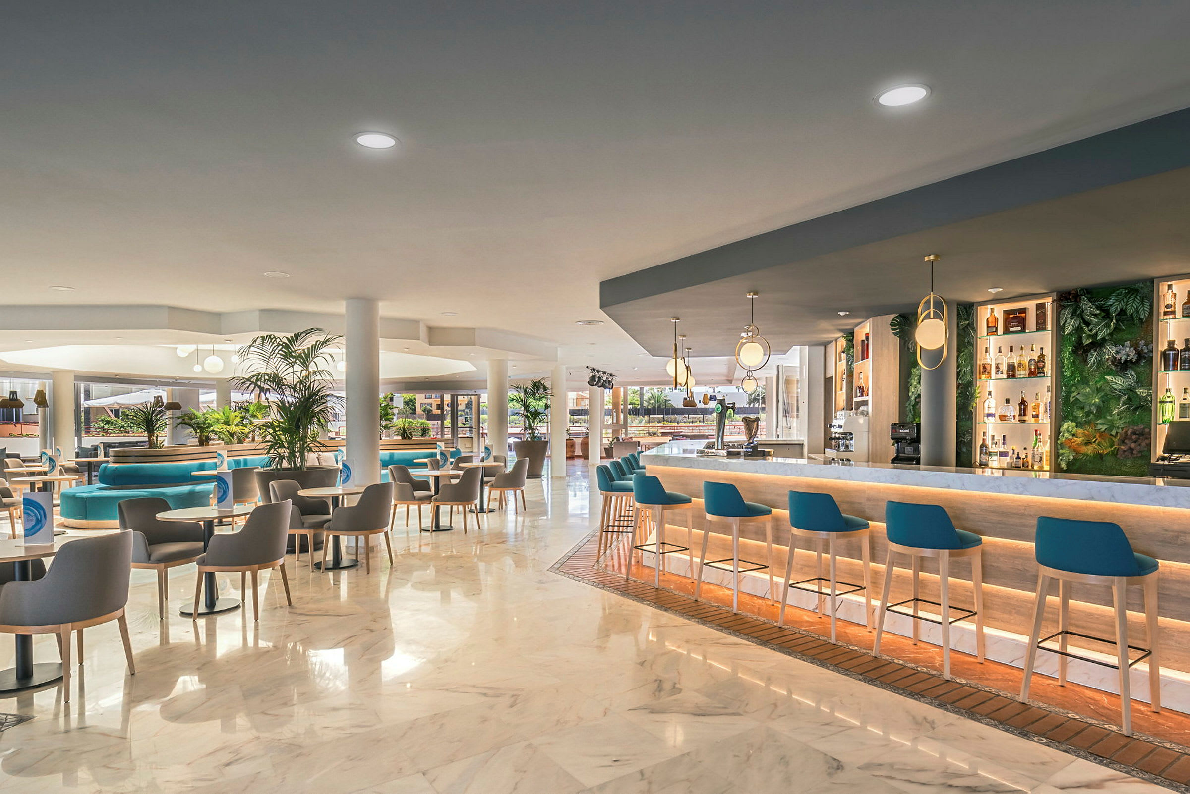 En elegant hotellbar med sitteplasser, belysning og moderne interiør. (AI-generert tekst)