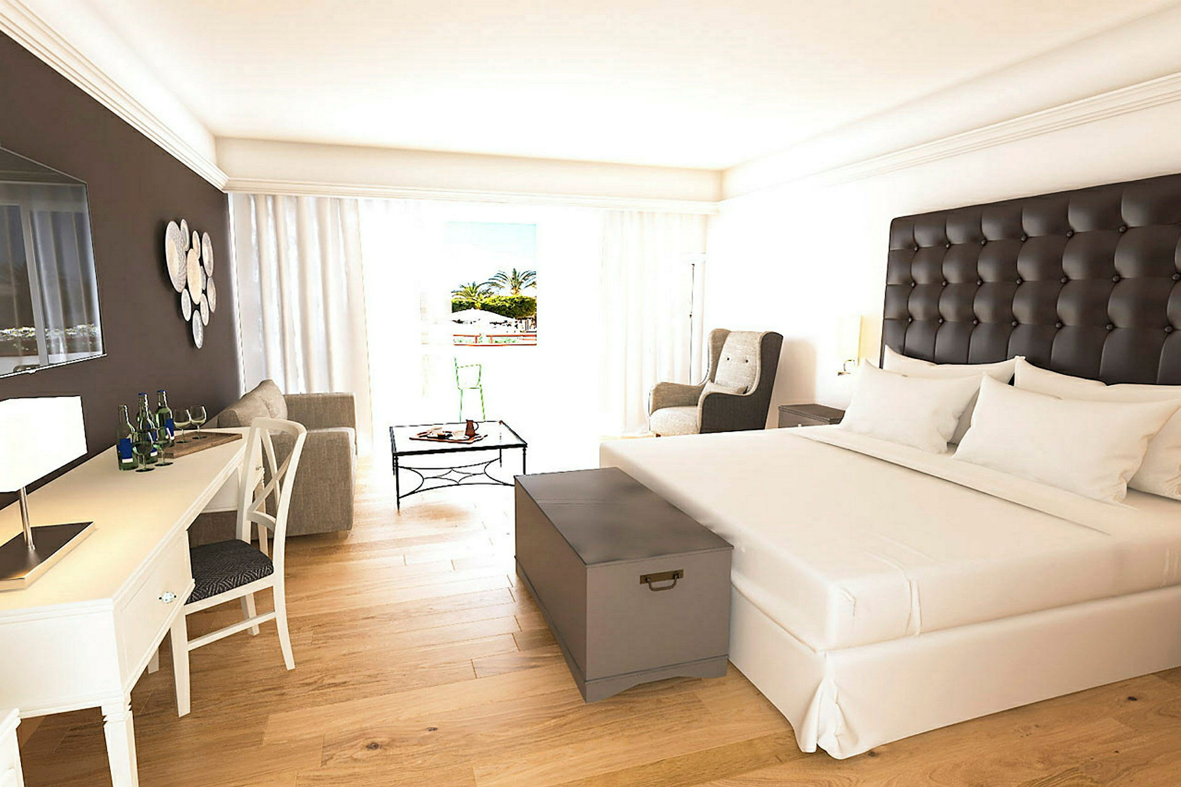 Et lyst hotellrom med en stor seng, skrivebord, lenestoler og et glassbord. Vinduet vender ut mot en solrik balkong. (AI-generert tekst)