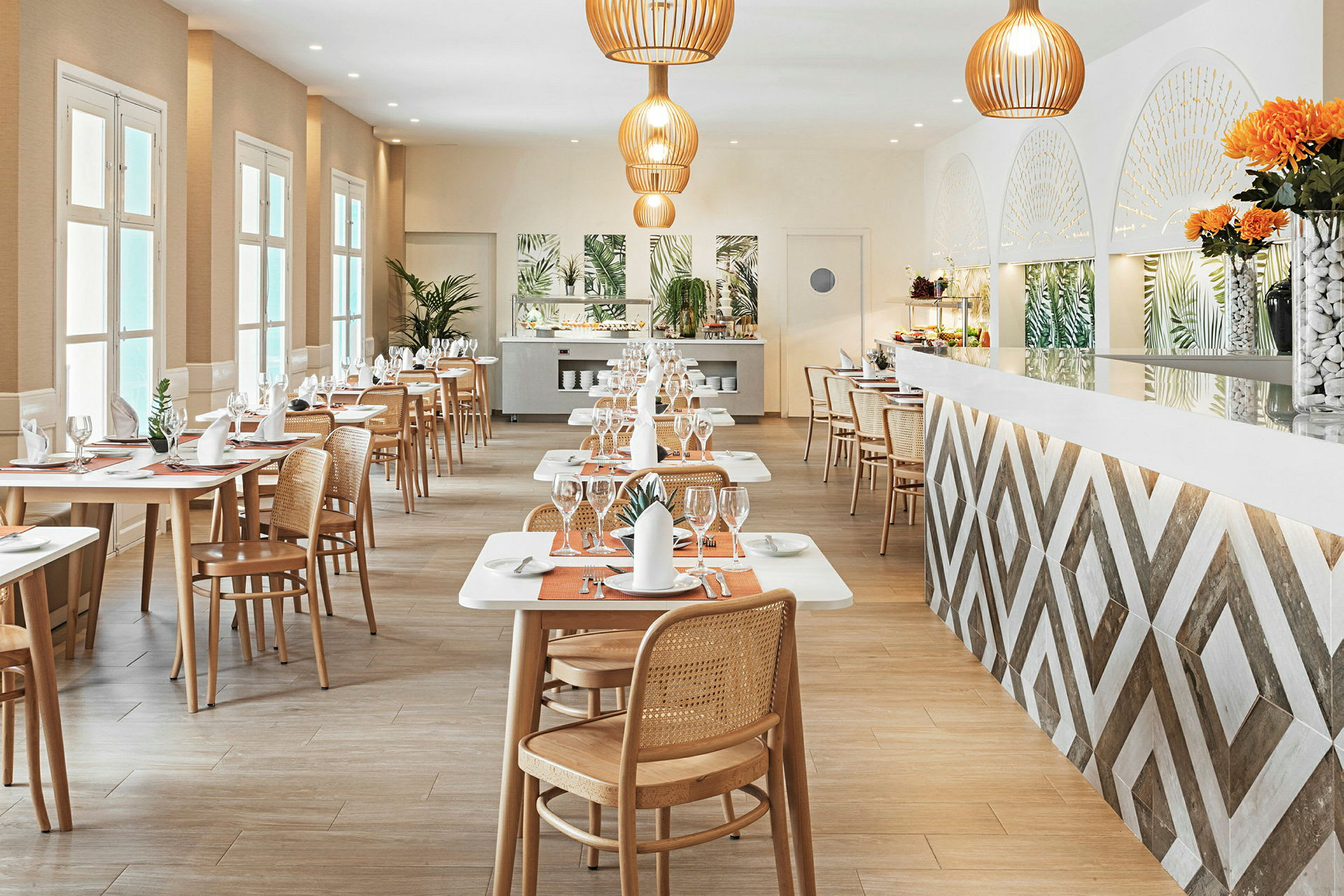 En moderne restaurant med trestoler og dekkede bord, dekorert med planter og oransje detaljer. (AI-generert tekst)