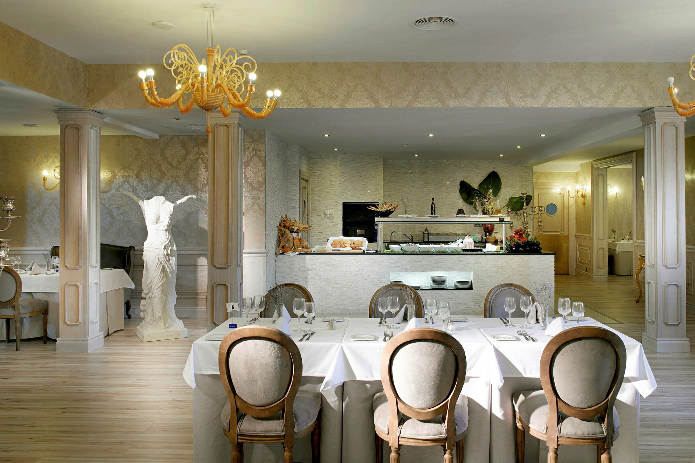 Bilde av et elegant restaurantmiljø med vakkert dekkede bord og en klassisk innredning. (AI-generert tekst)