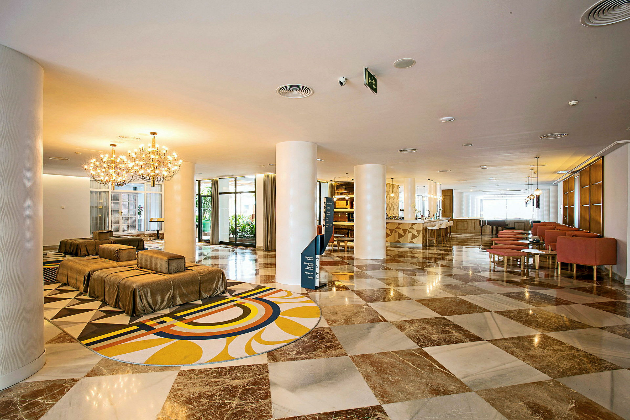 Hotellobby med elegant interiør, marmorgulv, lysekroner og sitteplasser. (AI-generert tekst)