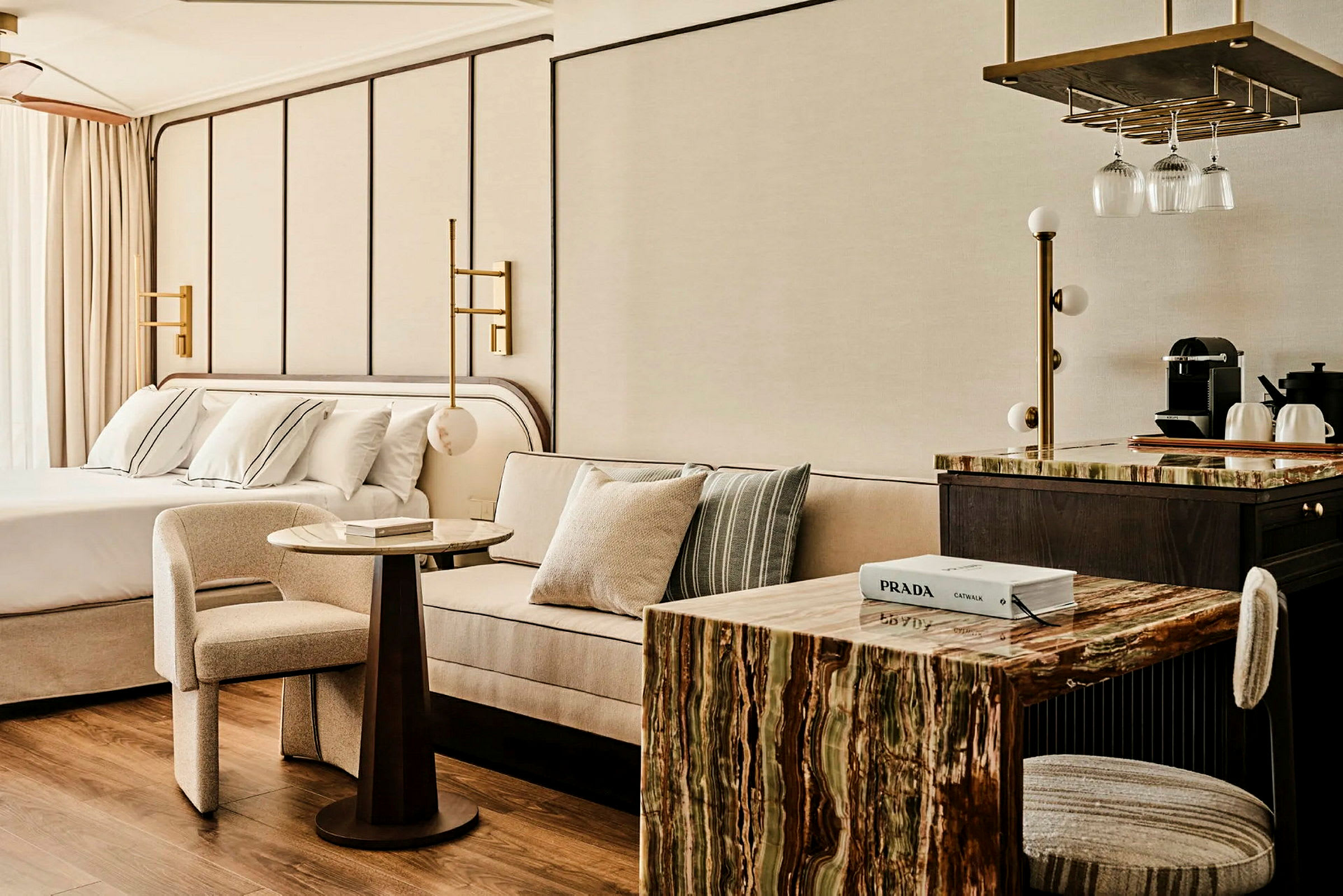 Et moderne hotellrom med seng, sofa, bord og en kjøkkenkrok. (AI-generert tekst)