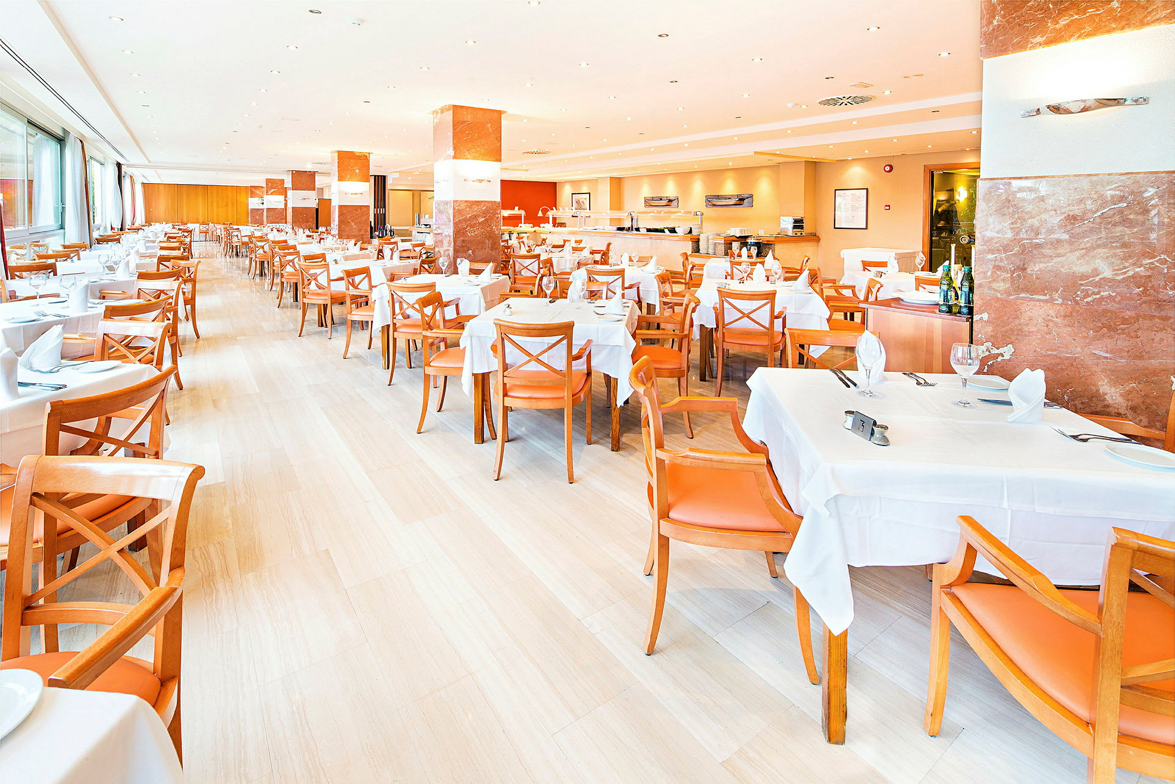 En lys restaurant med hvite duker og oransje stoler, klar for gjester. (AI-generert tekst)